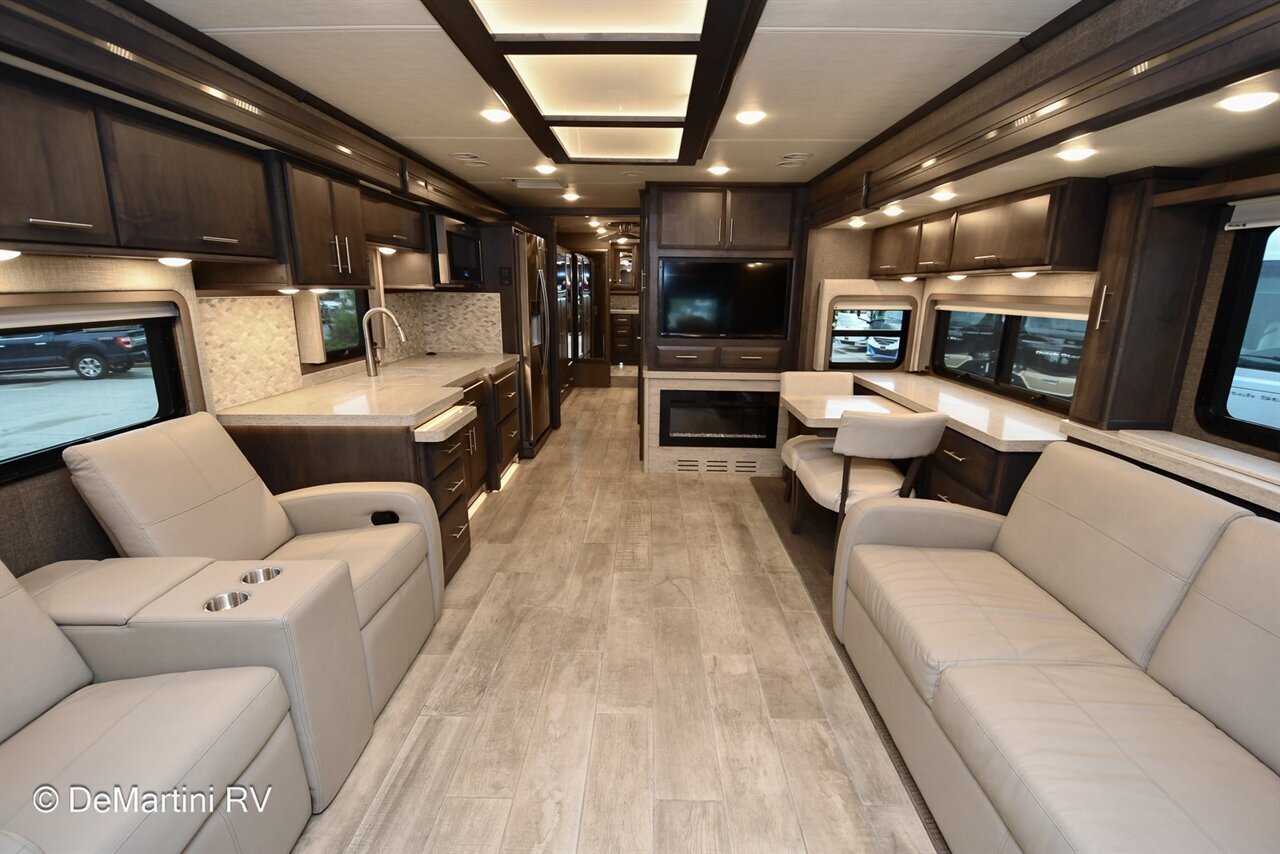 2021 Thor Venetian R40 in grass valley CA