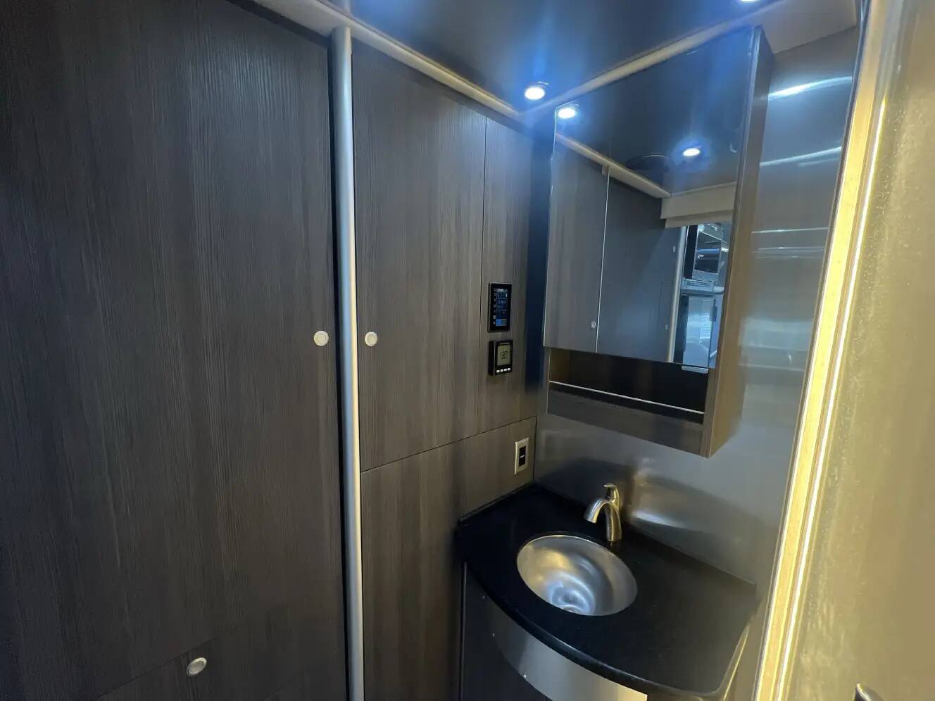 A photo of this 2020 Airstream ATLAS MURPHY SUITE