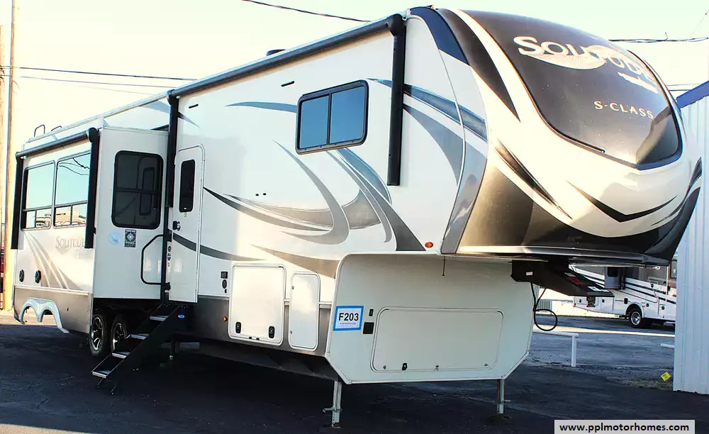 2021 Grand Design Solitude S Class 3950BH-R in decatur TX