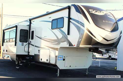 2021 Grand Design Solitude S Class 3950BH-R in decatur TX