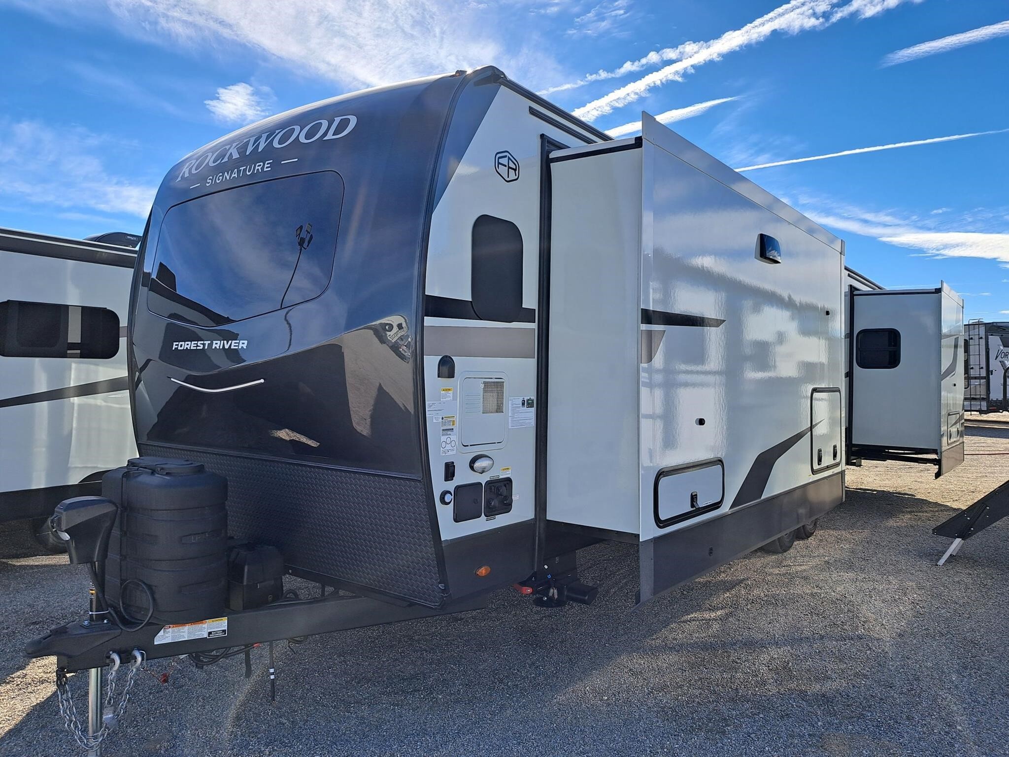 5台　リファレイ New 2026 Forest River Rockwood Signature 8339FK For Sale in Yuma