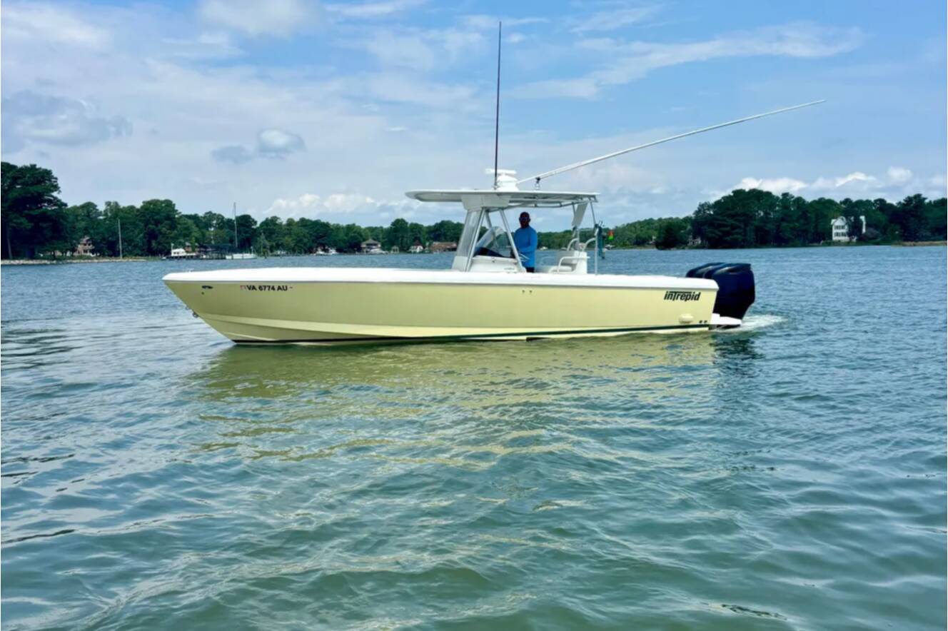 A photo of this 2001 Intrepid 289 CENTER CONSOLE