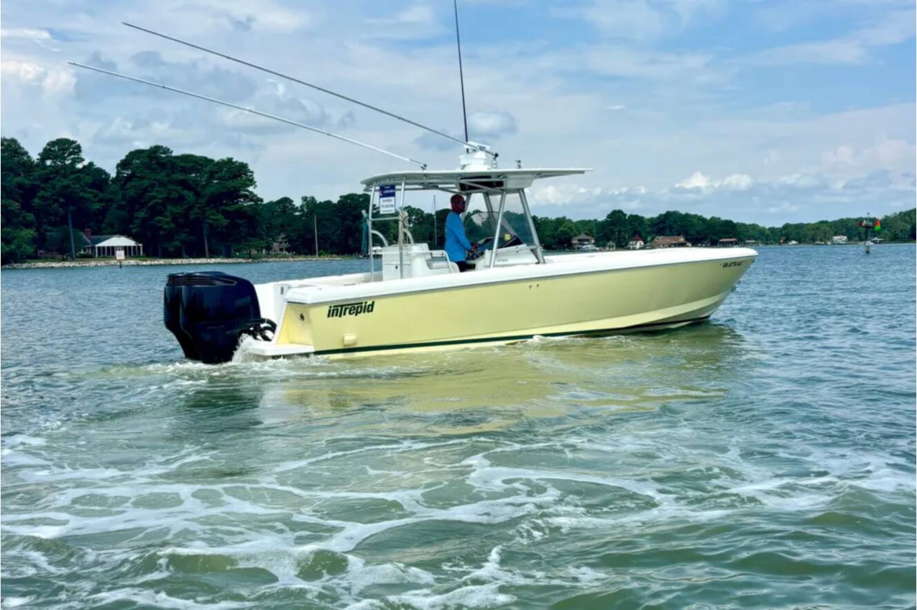 A photo of this 2001 Intrepid 289 CENTER CONSOLE