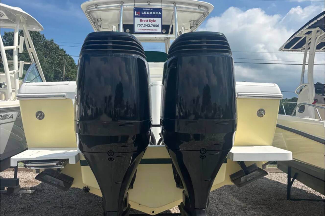 A photo of this 2001 Intrepid 289 CENTER CONSOLE