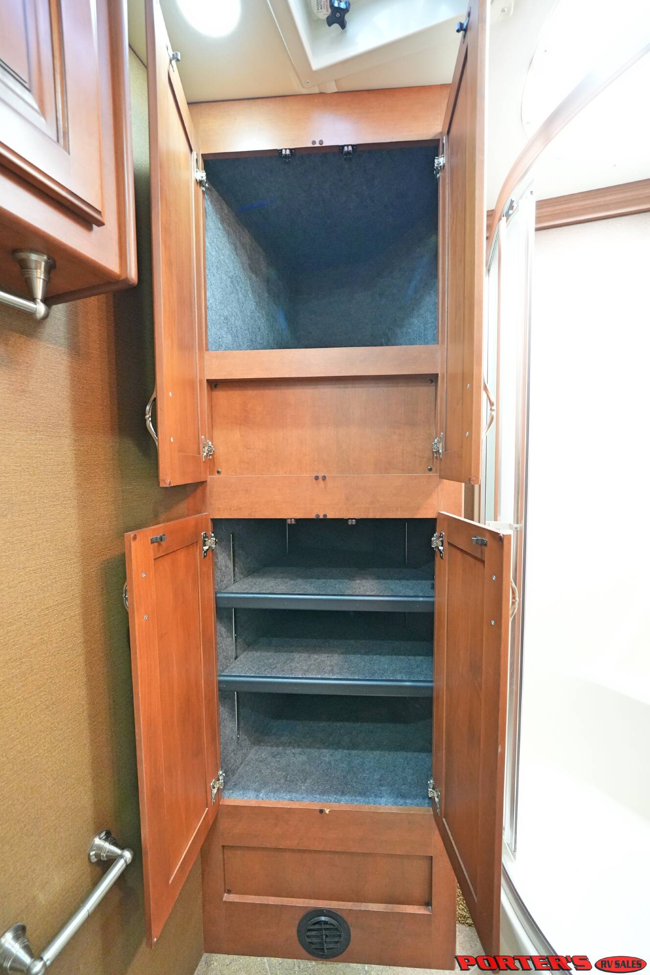 A photo of this 2012 Fleetwood DISCOVERY 40X
