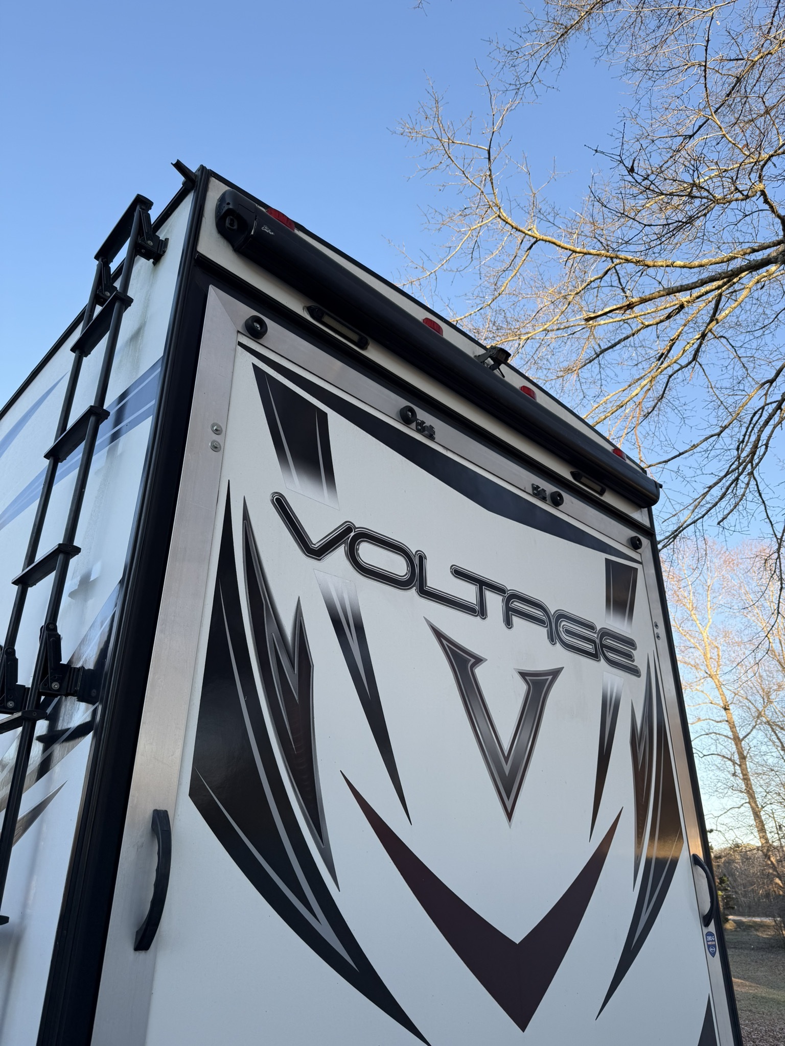2017 Dutchmen VOLTAGE 3975 RV