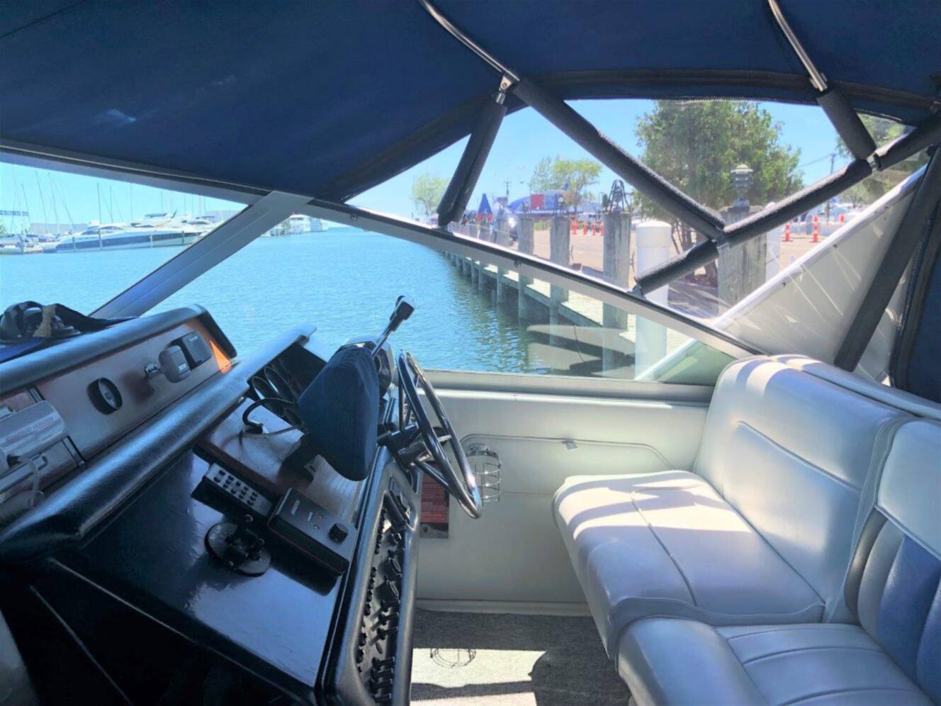 A photo of this 1990 Sea Ray 310 Sundancer