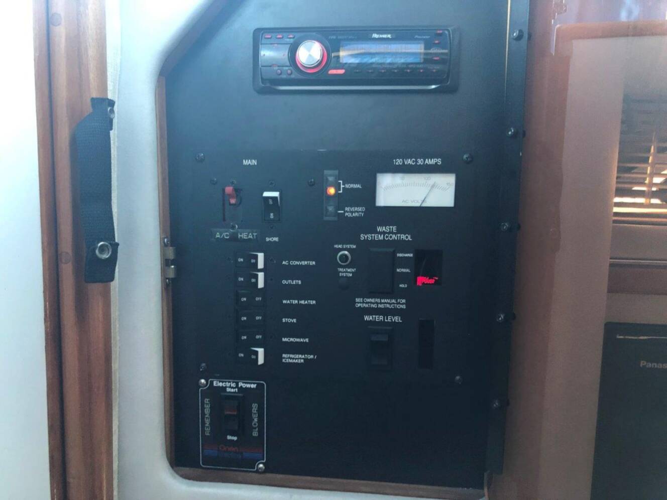 A photo of this 1990 Sea Ray 310 Sundancer