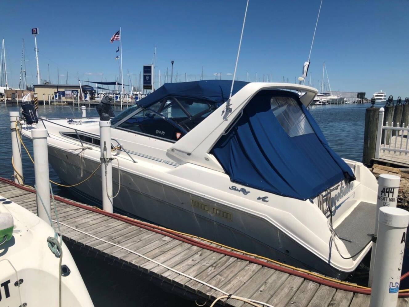A photo of this 1990 Sea Ray 310 Sundancer