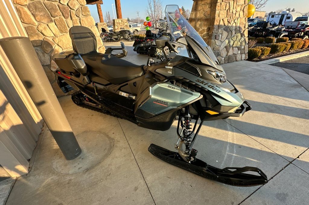 New 2026 Ski-Doo Sm Gt Lux 9A Be 1.25IR Hub 26 900 Ace 137 900 Ace