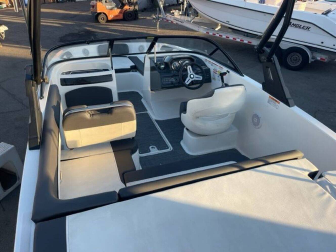 A photo of this 2024 Bayliner VR5