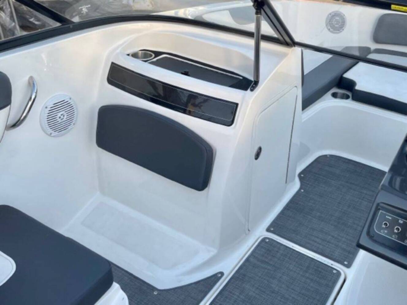A photo of this 2024 Bayliner VR5