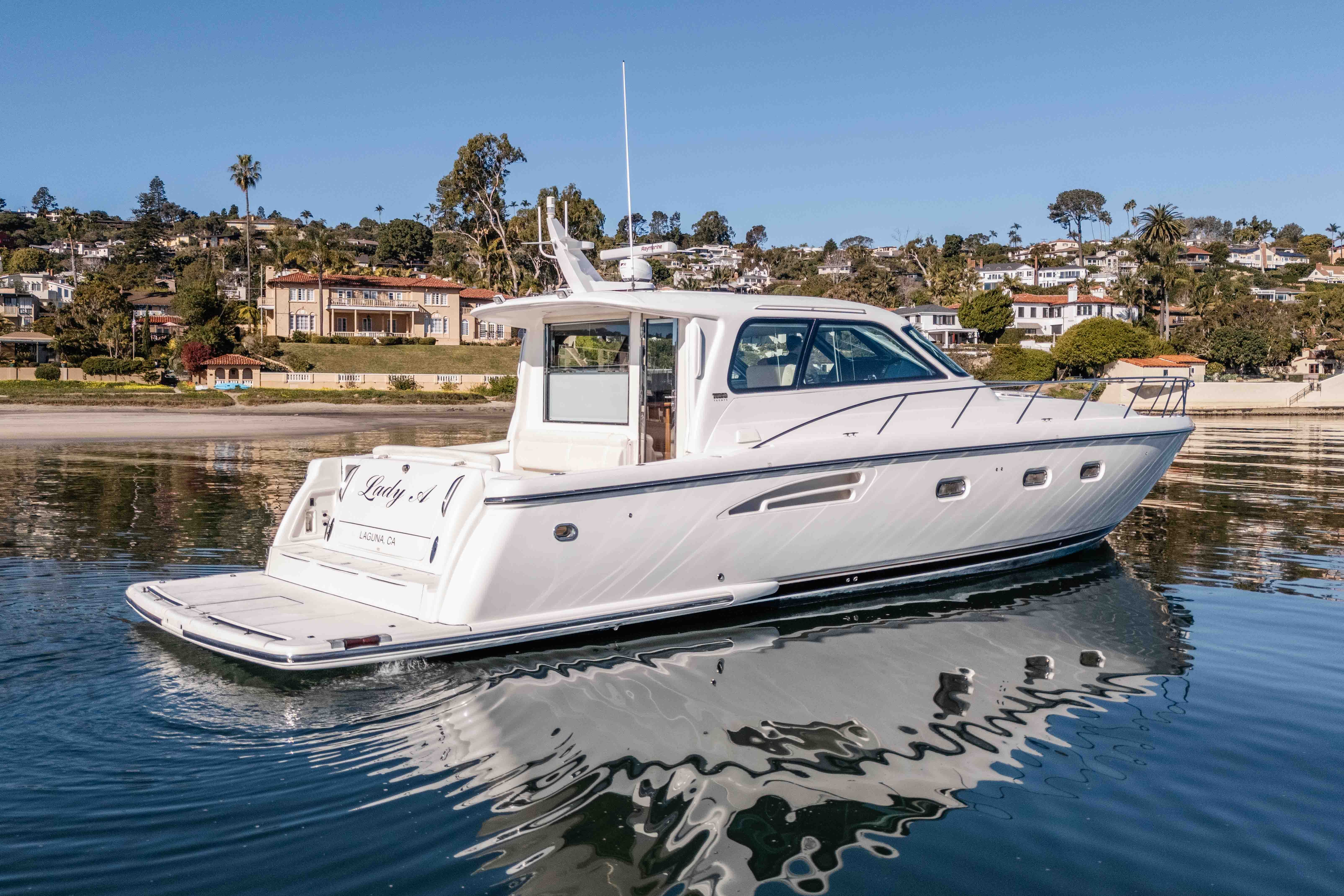 2006 Tiara Yachts 5200 Sovran Salon Sport Cruiser Boat boat