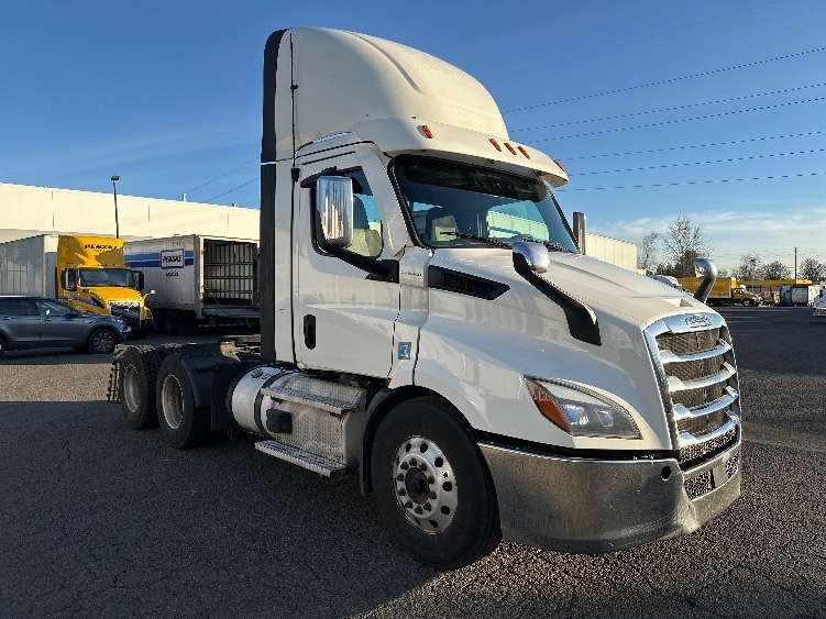 2021 FREIGHTLINER CASCADIA 116 in Wilsonville, OR