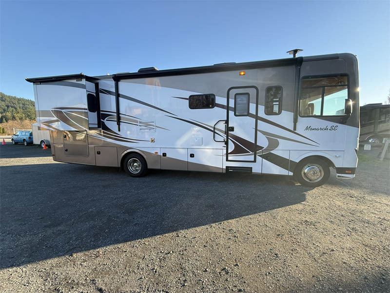 2014 Monaco MONARCH SE 32WBD SUPER LOW MILES !! RV