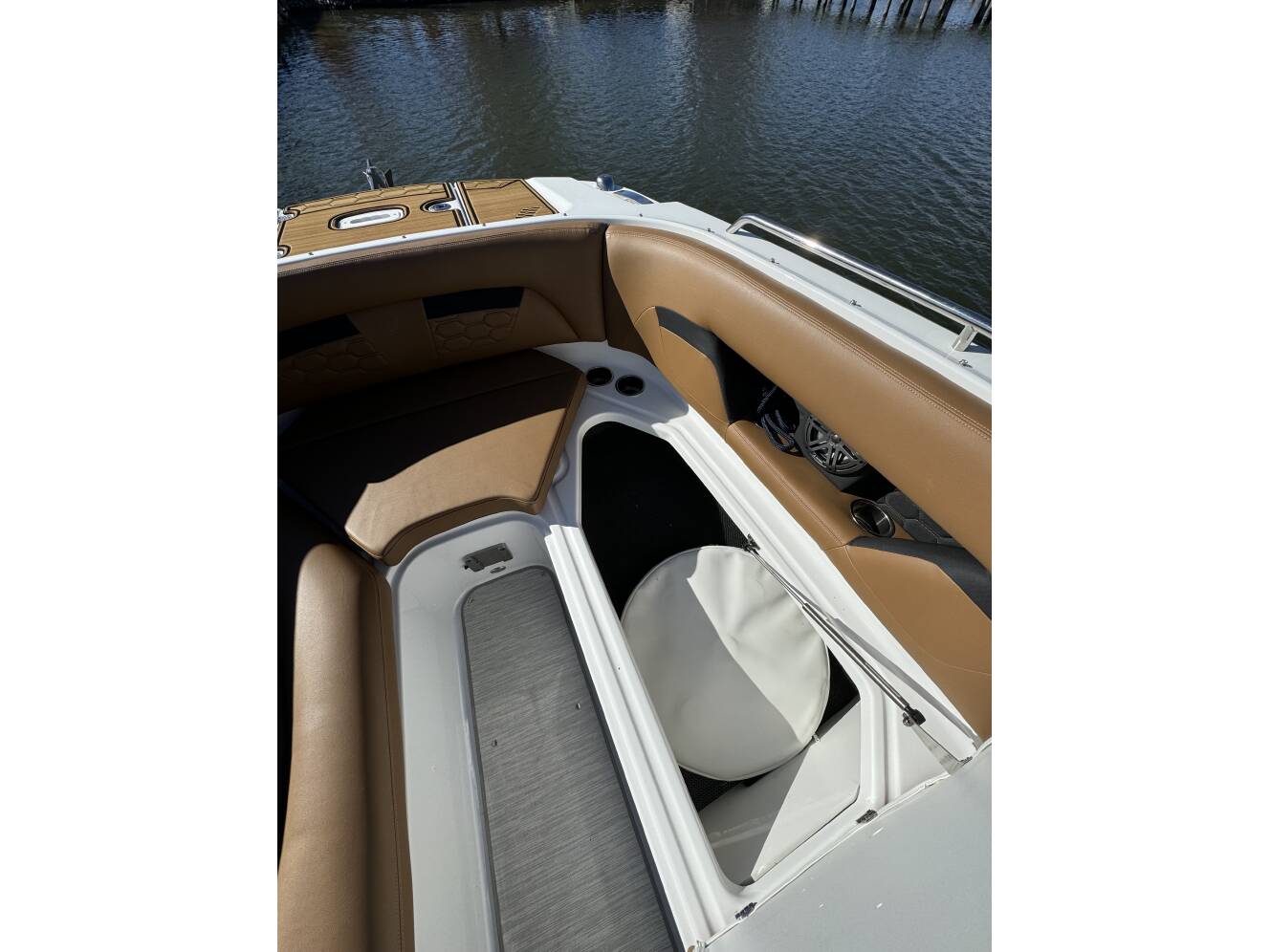 A photo of this 2023 Four Winns Hd Series