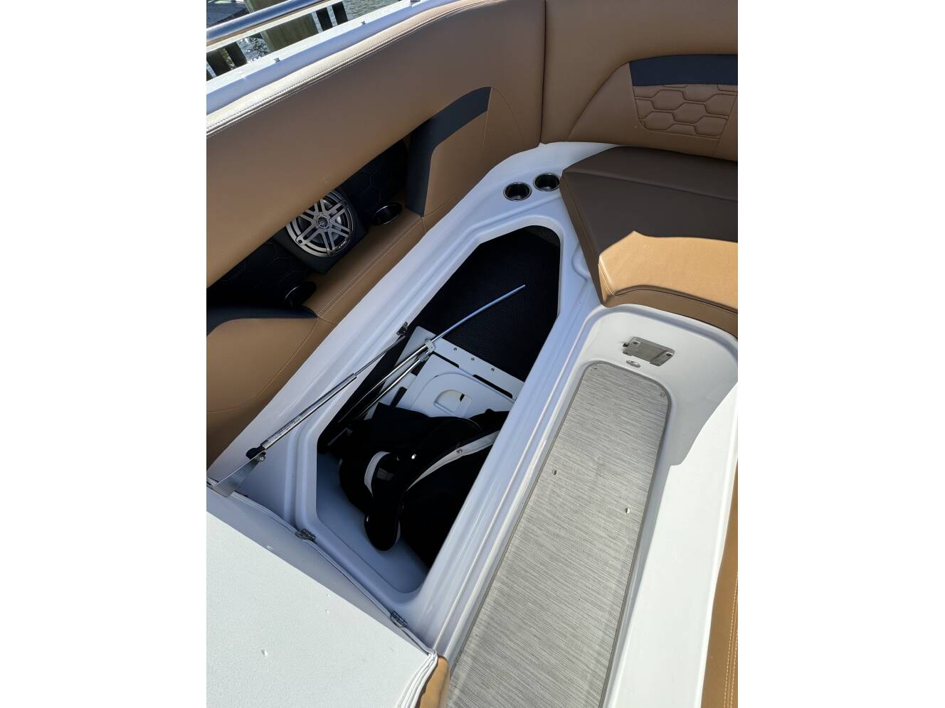 A photo of this 2023 Four Winns Hd Series