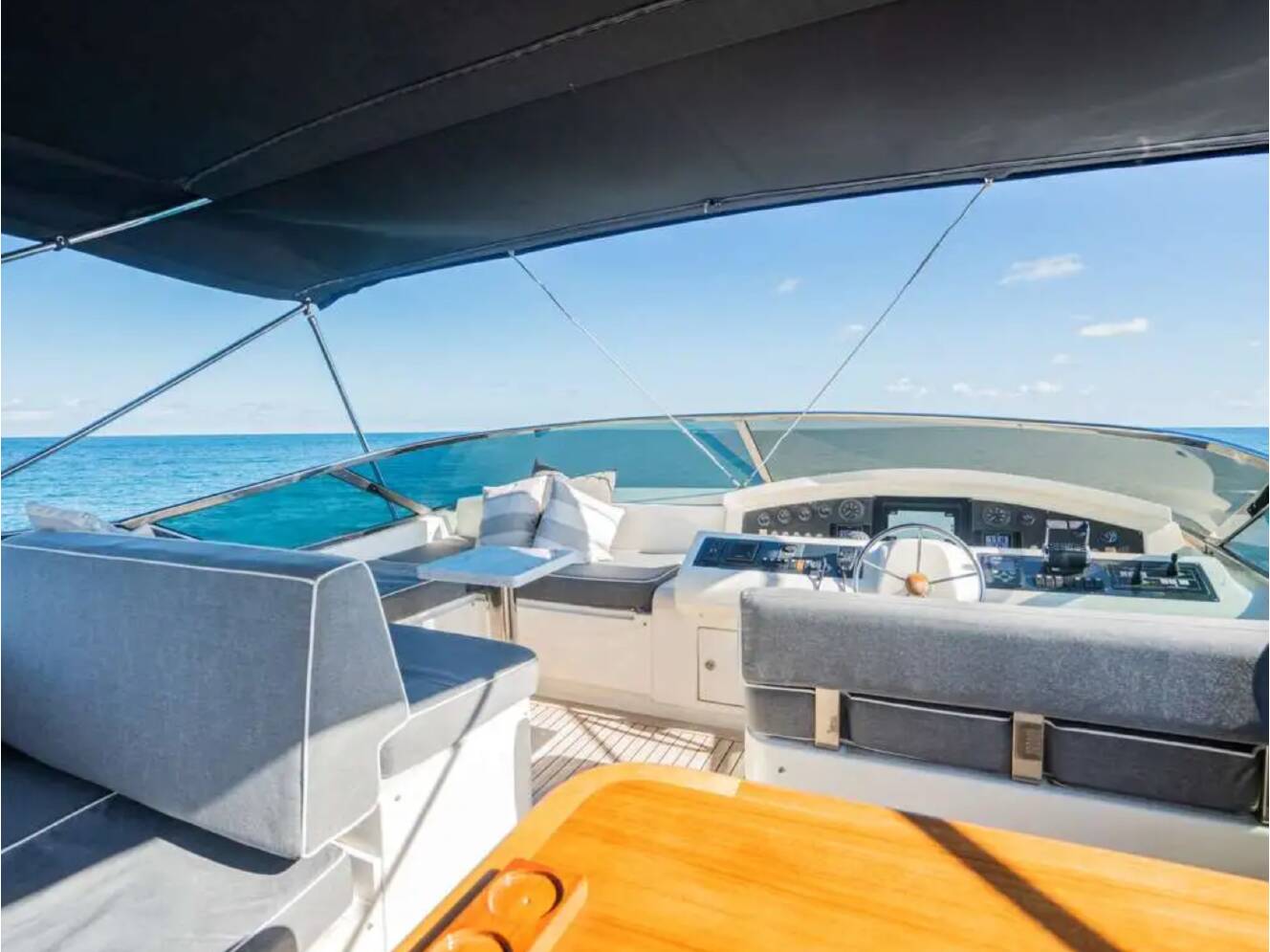 A photo of this 2010 Azimut Leonardo