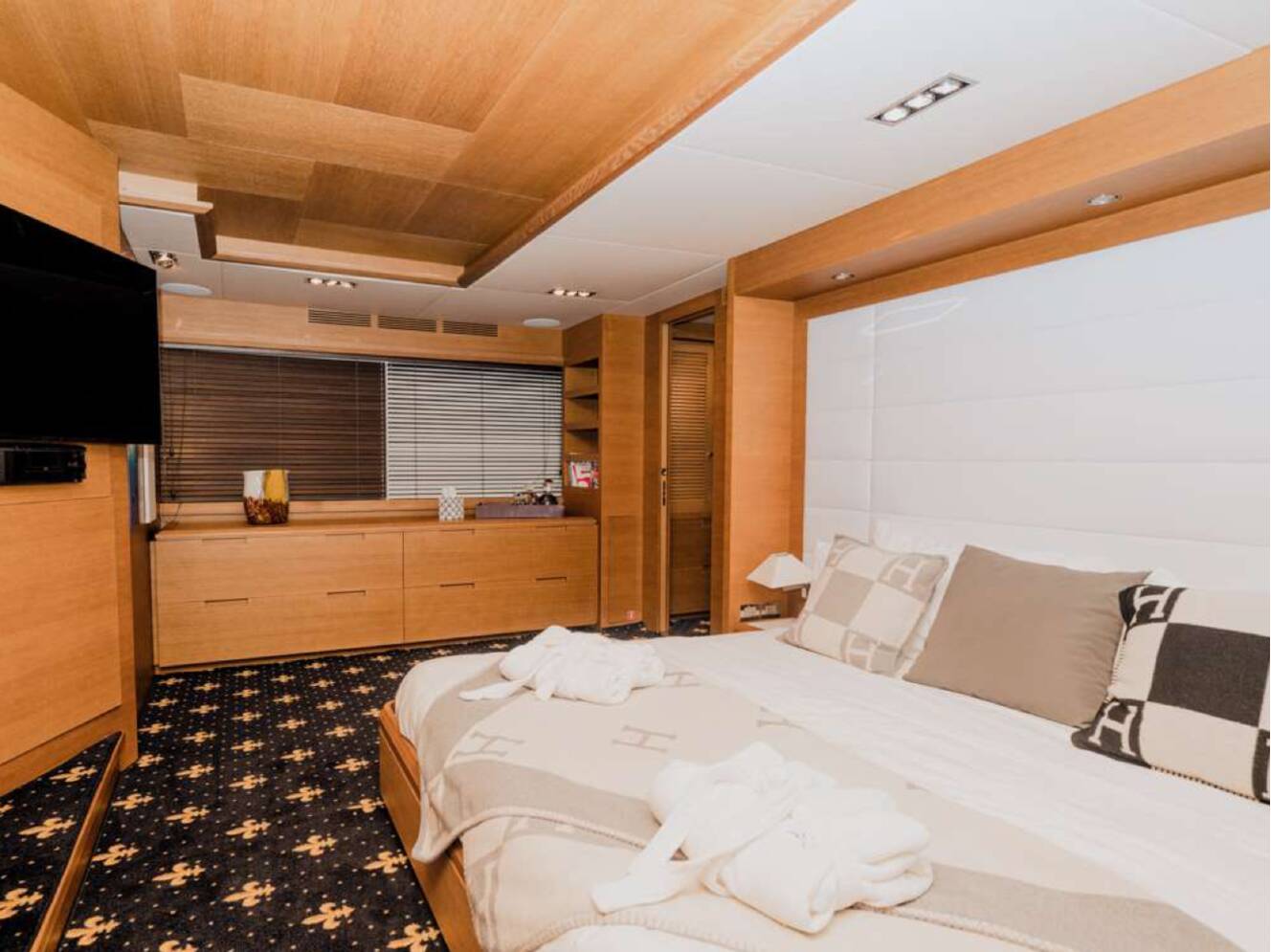 A photo of this 2010 Azimut Leonardo