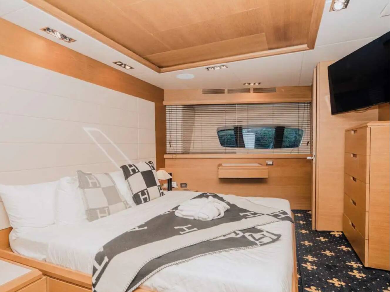 A photo of this 2010 Azimut Leonardo