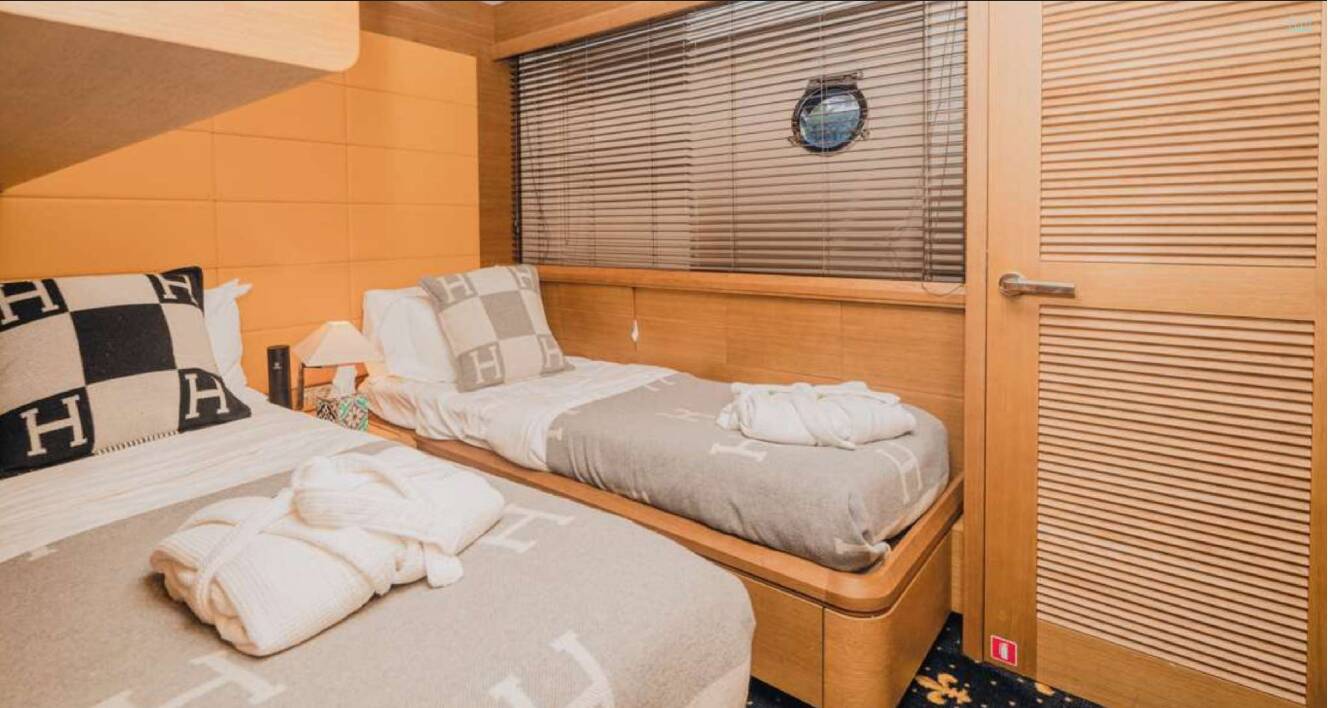 A photo of this 2010 Azimut Leonardo