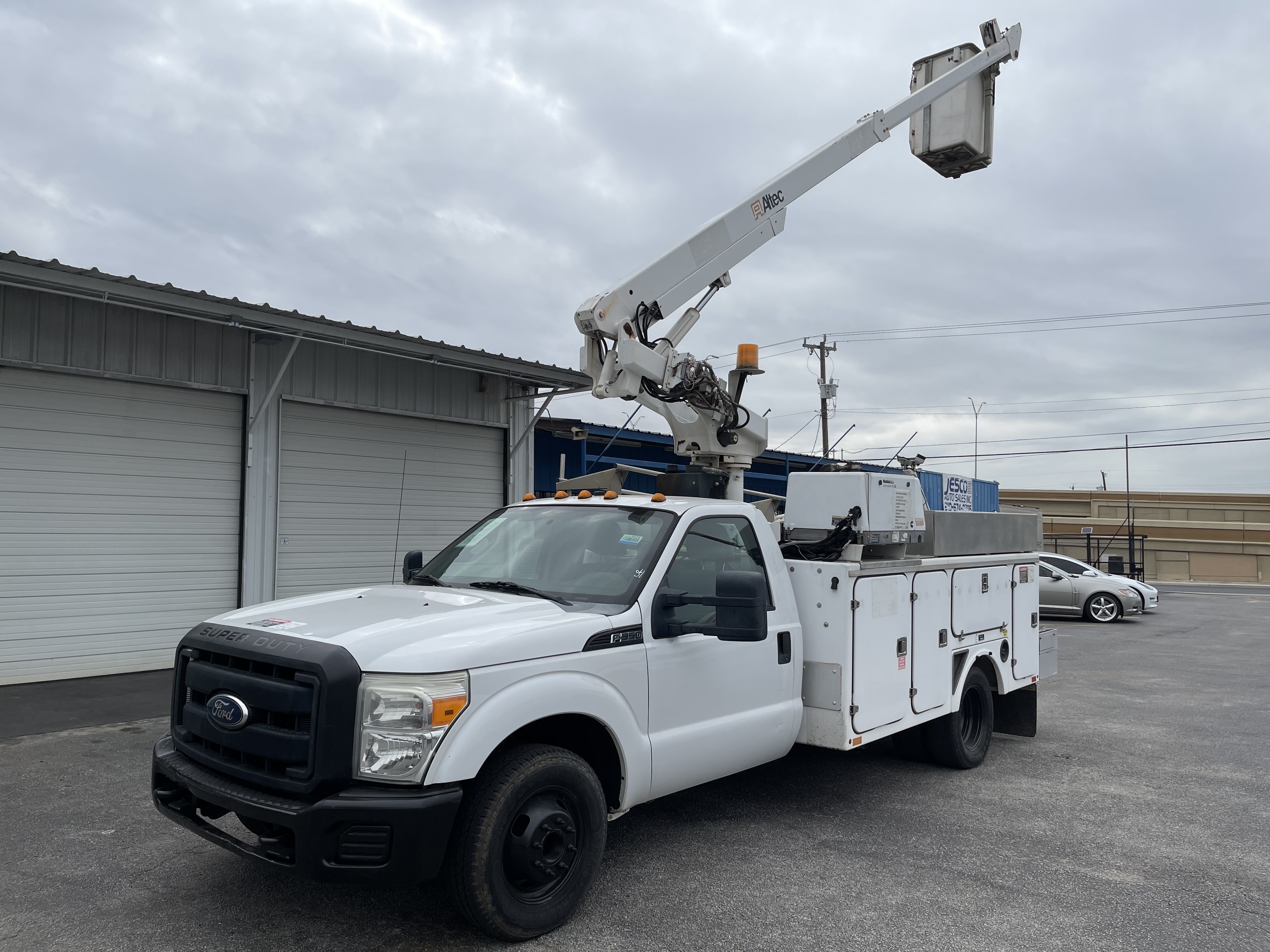 2012 FORD BUCKET TRUCK in San Antonio, TX