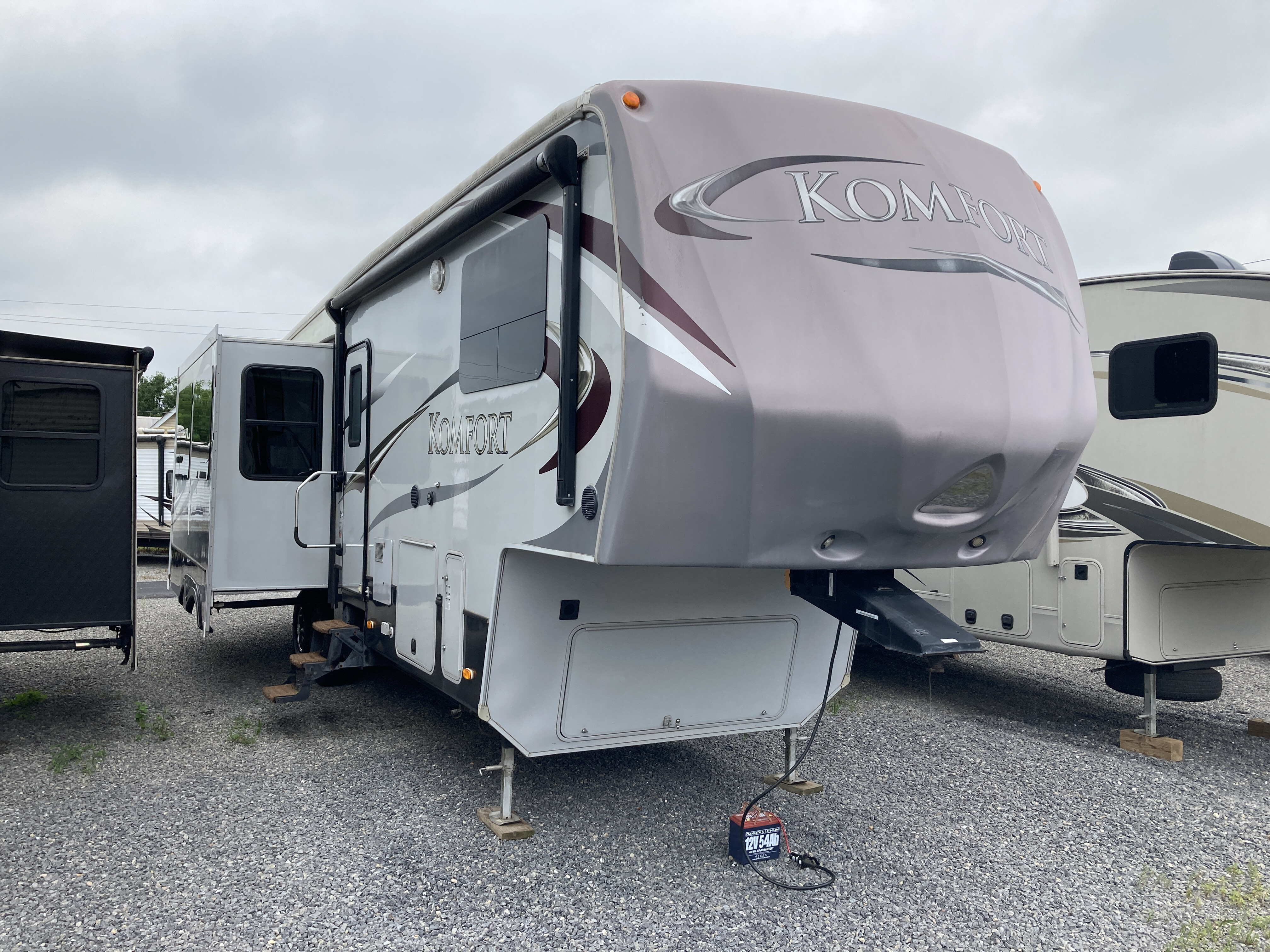 2012 Dutchmen Komfort 3130FRL in west milton PA