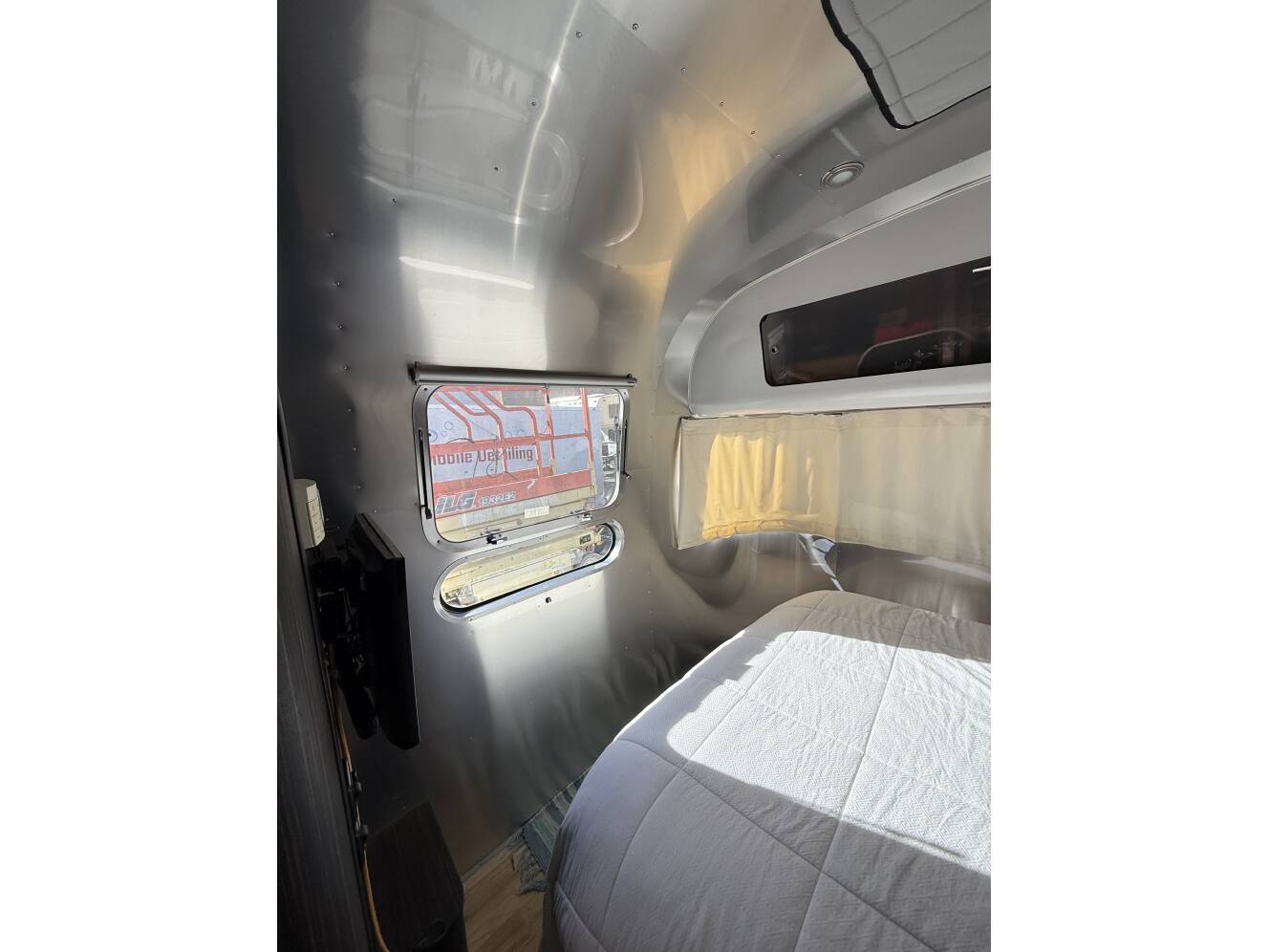 A photo of this 2014 Airstream INTERNATIONAL SIGNATURE 25RBT