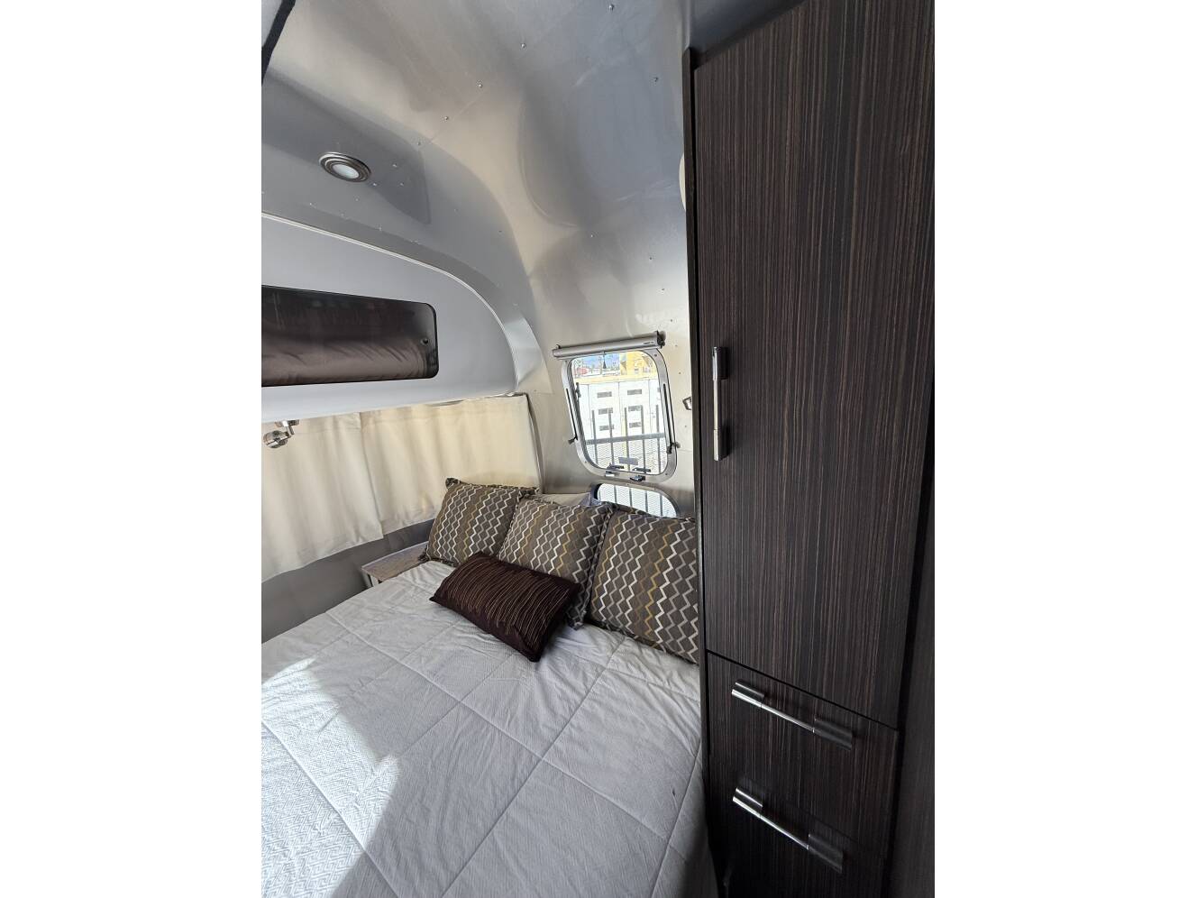 A photo of this 2014 Airstream INTERNATIONAL SIGNATURE 25RBT