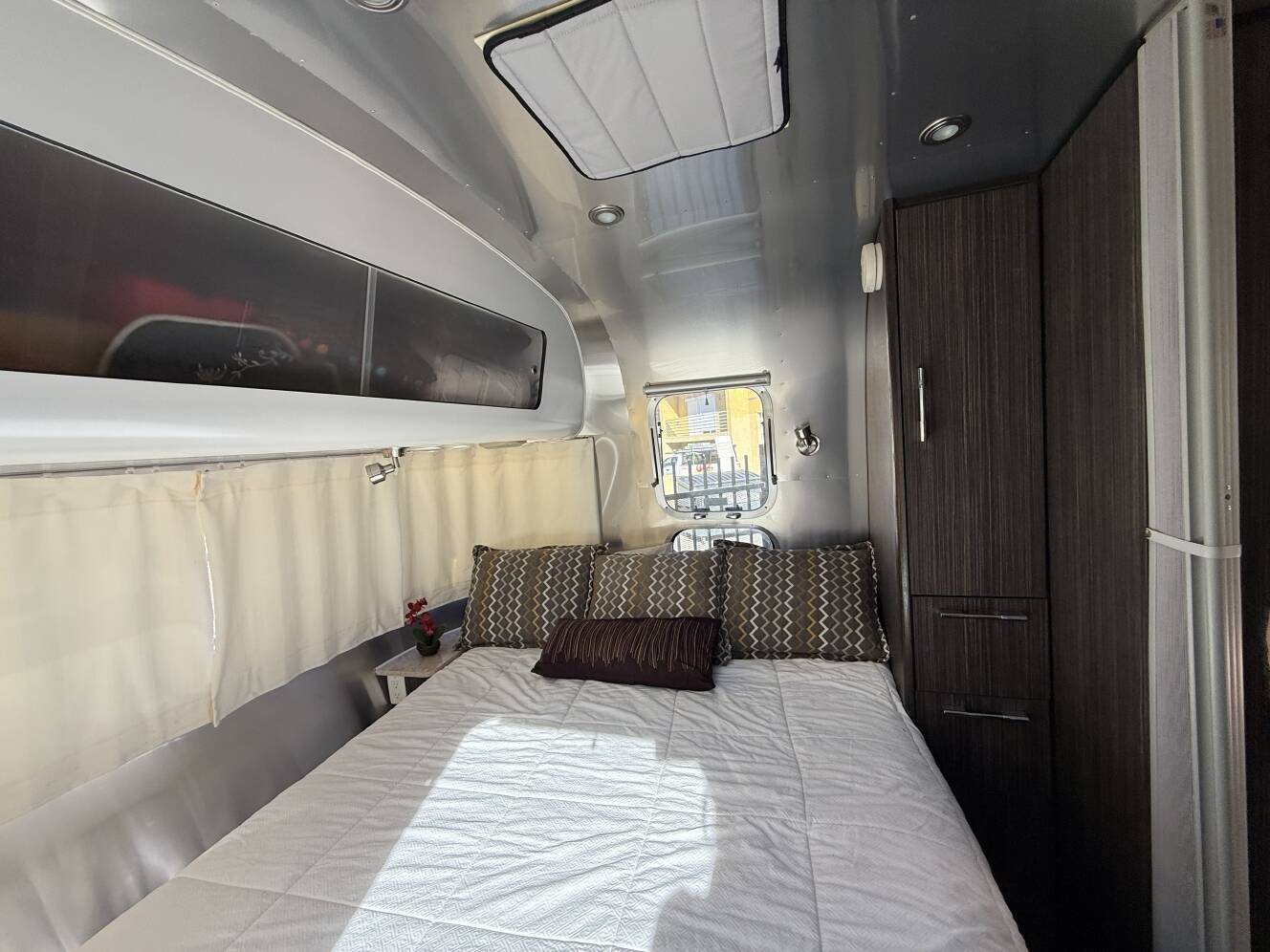 A photo of this 2014 Airstream INTERNATIONAL SIGNATURE 25RBT
