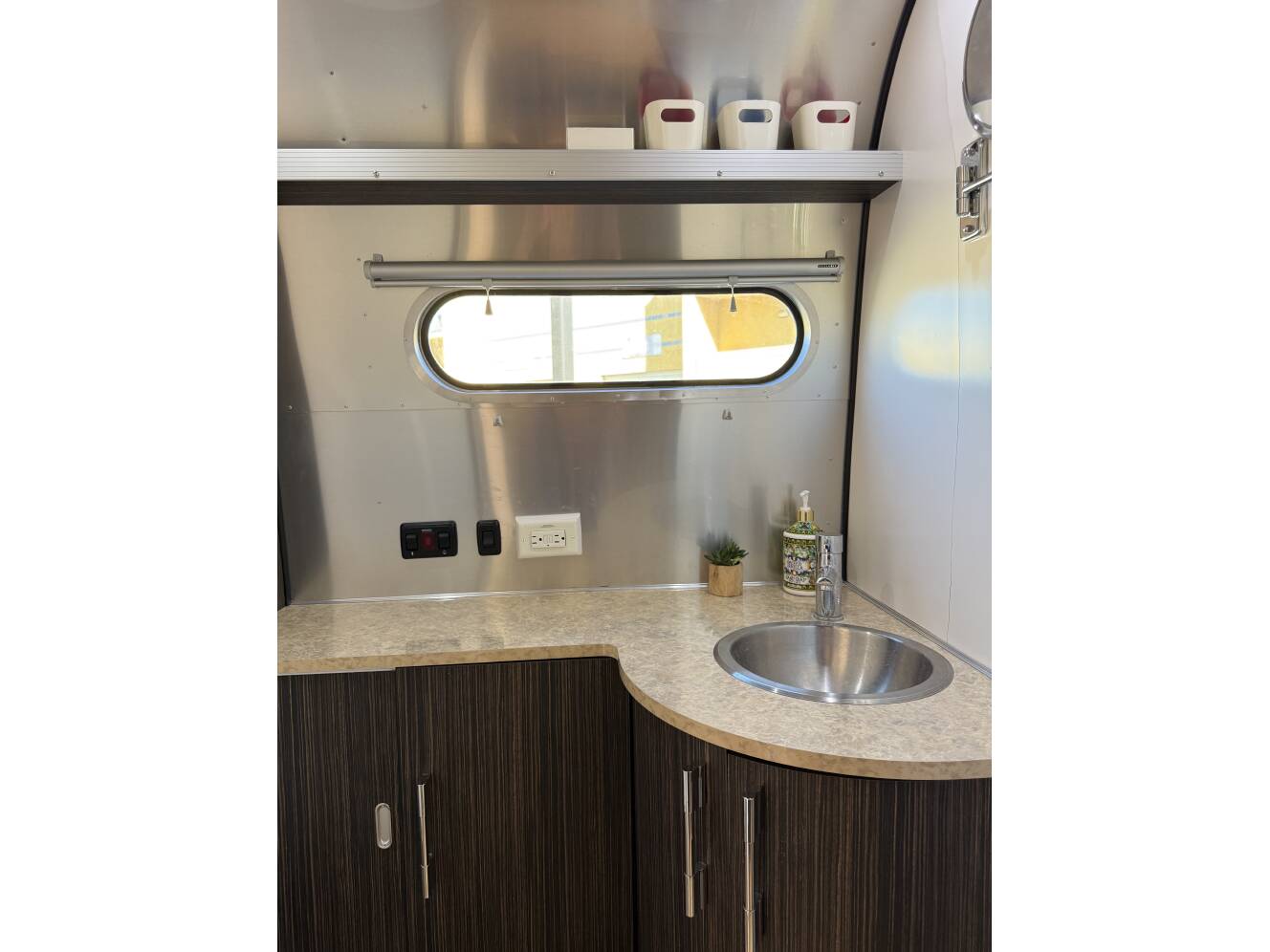 A photo of this 2014 Airstream INTERNATIONAL SIGNATURE 25RBT