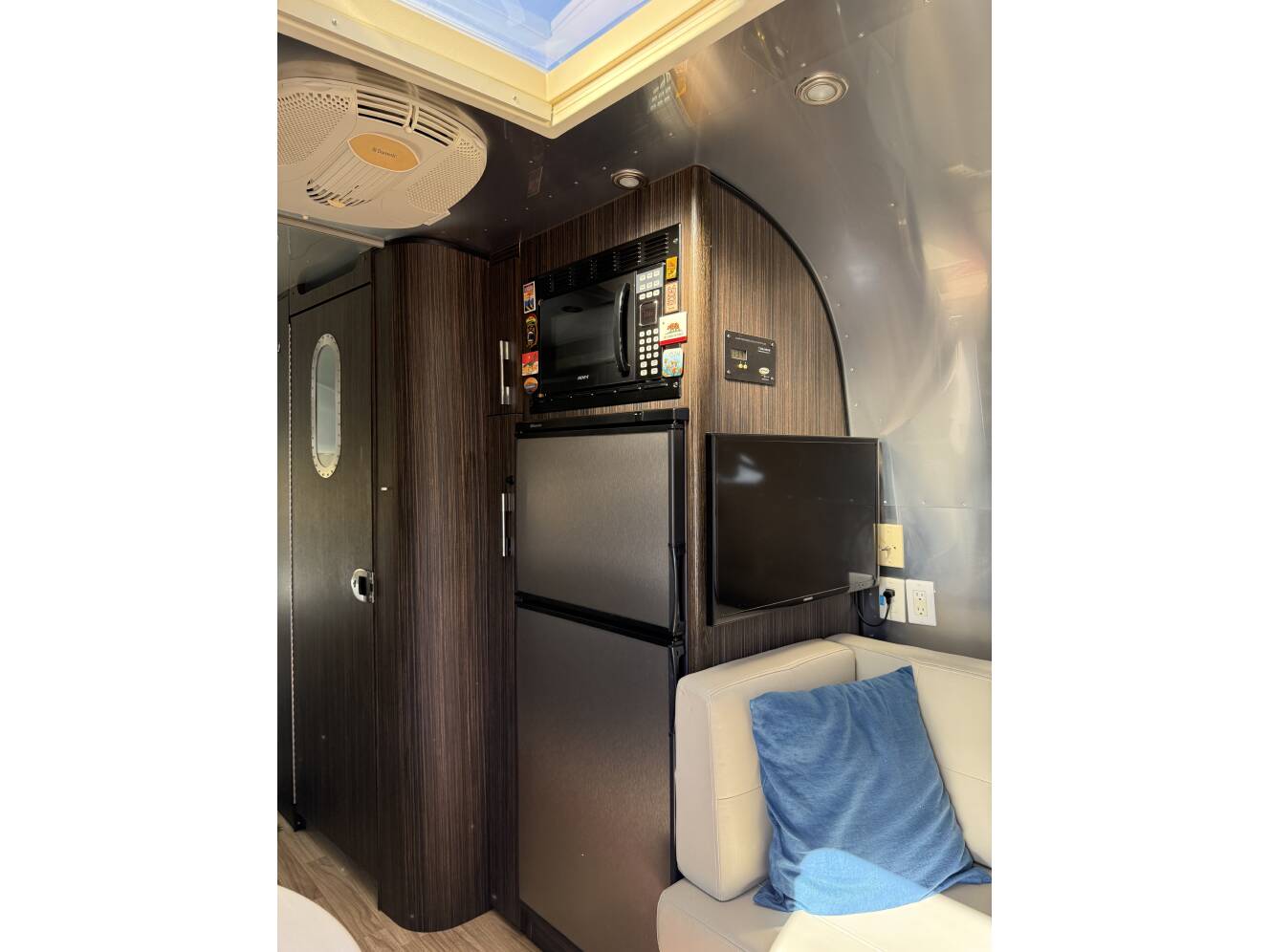 A photo of this 2014 Airstream INTERNATIONAL SIGNATURE 25RBT