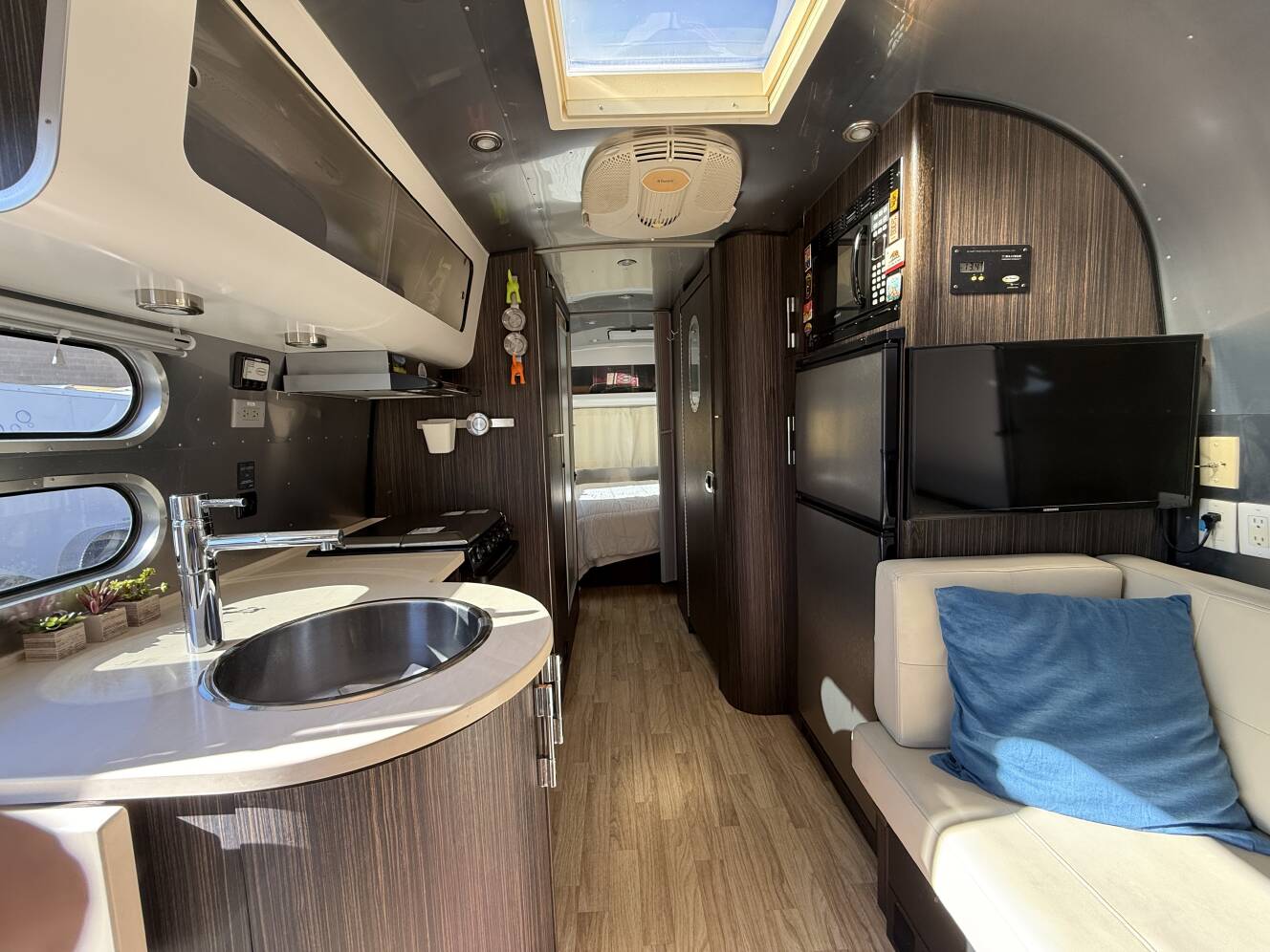 A photo of this 2014 Airstream INTERNATIONAL SIGNATURE 25RBT