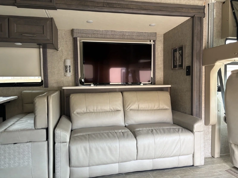 2021 THOR MOTOR COACH MIRAMAR 35 2