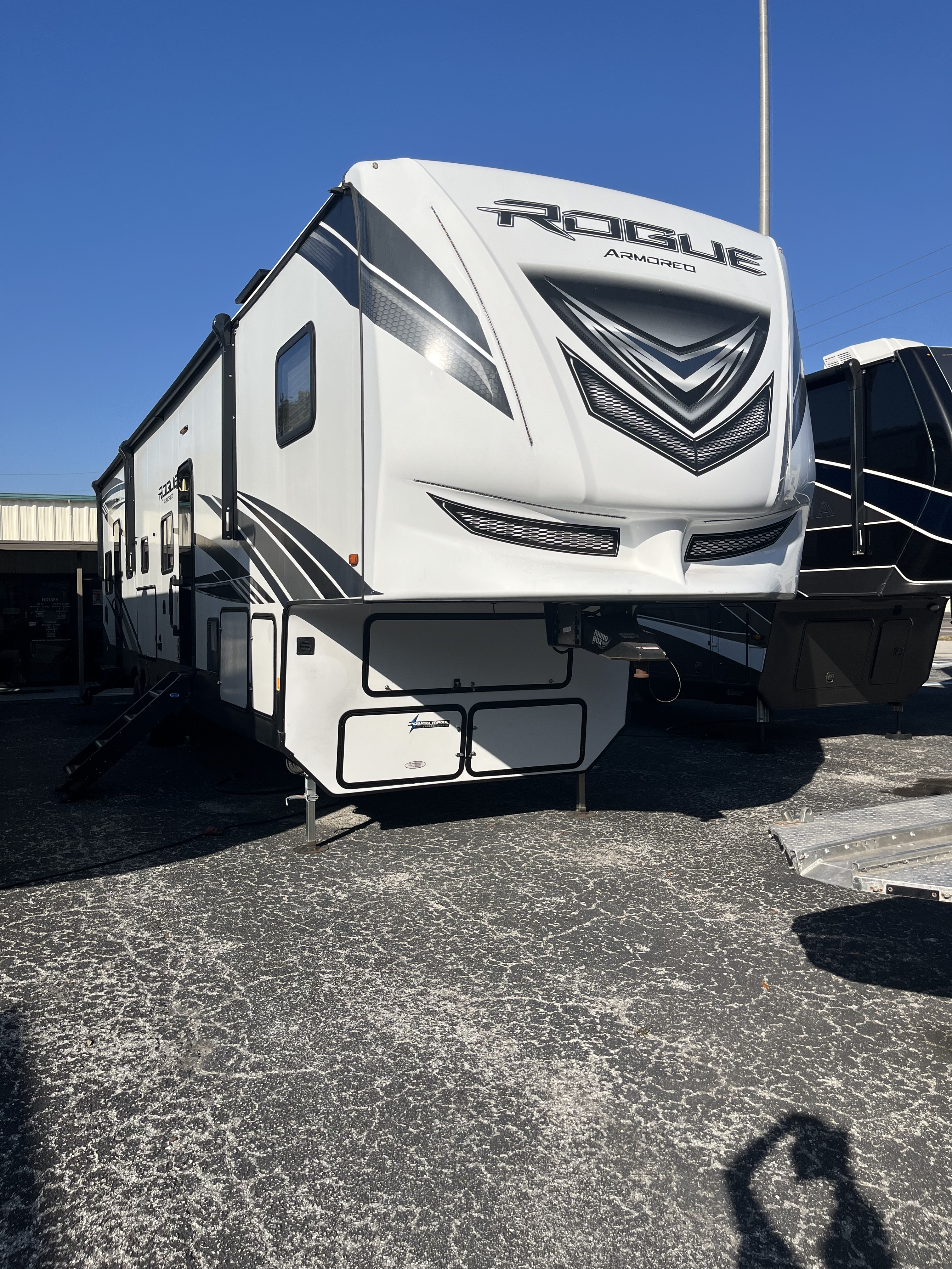 2021 Forest River VENGEANCE ROGUE ARMORED 311A13 in seminole FL