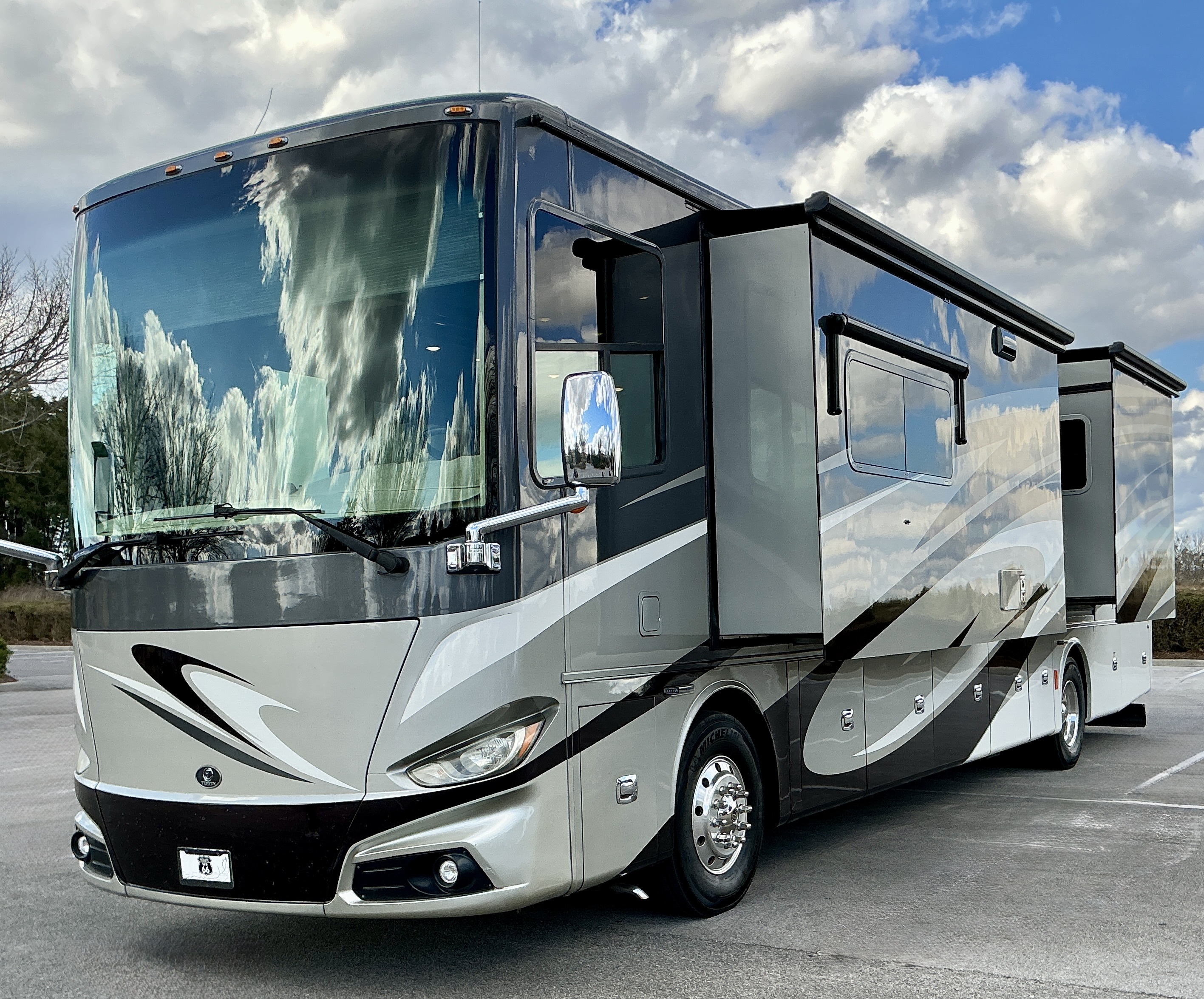 2018 Tiffin Motorhomes PHAETON 40 IH RV