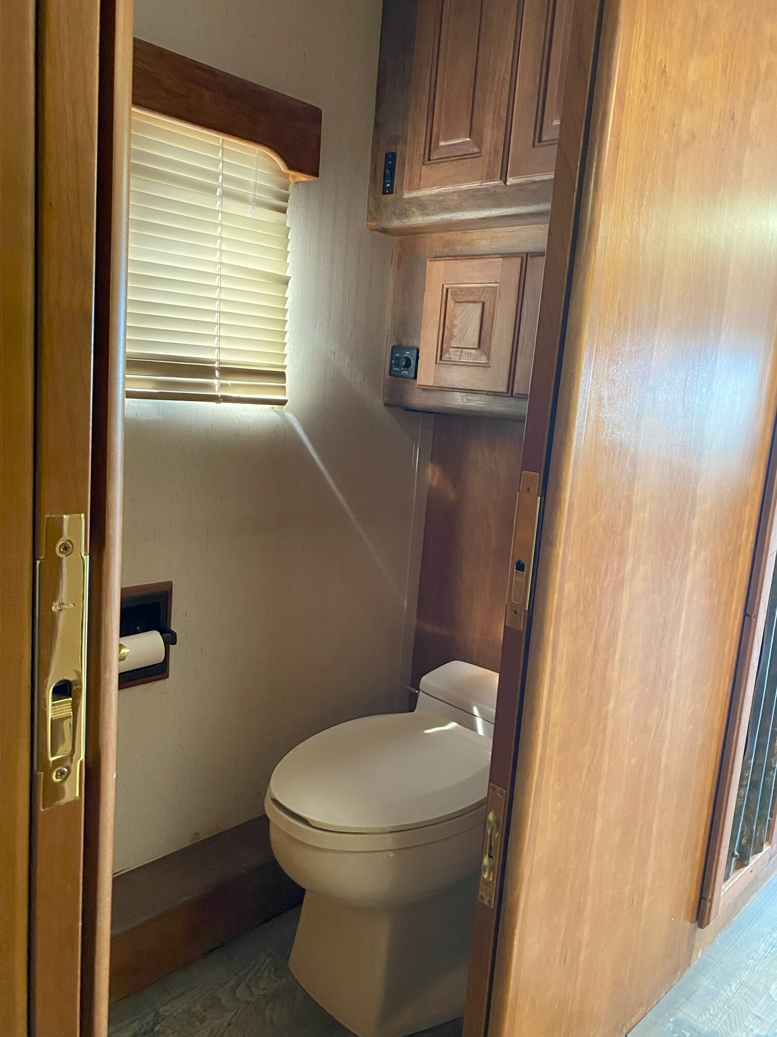 1999 Country Coach MAGNA 40' MATISSE in benton city WA