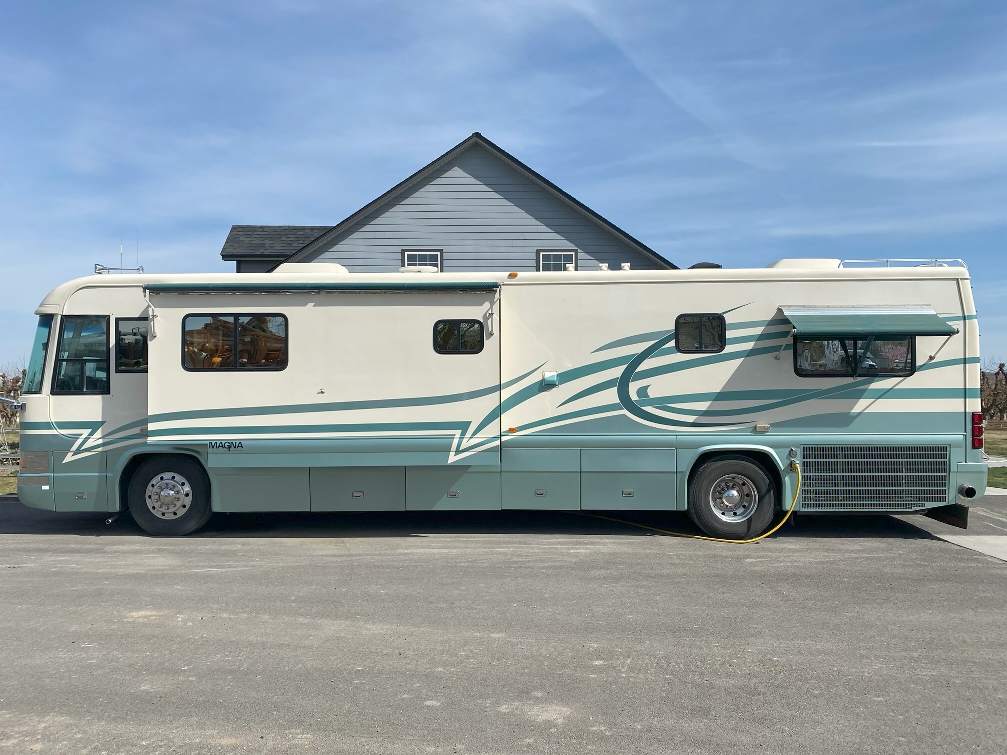 1999 Country Coach MAGNA 40' MATISSE RV