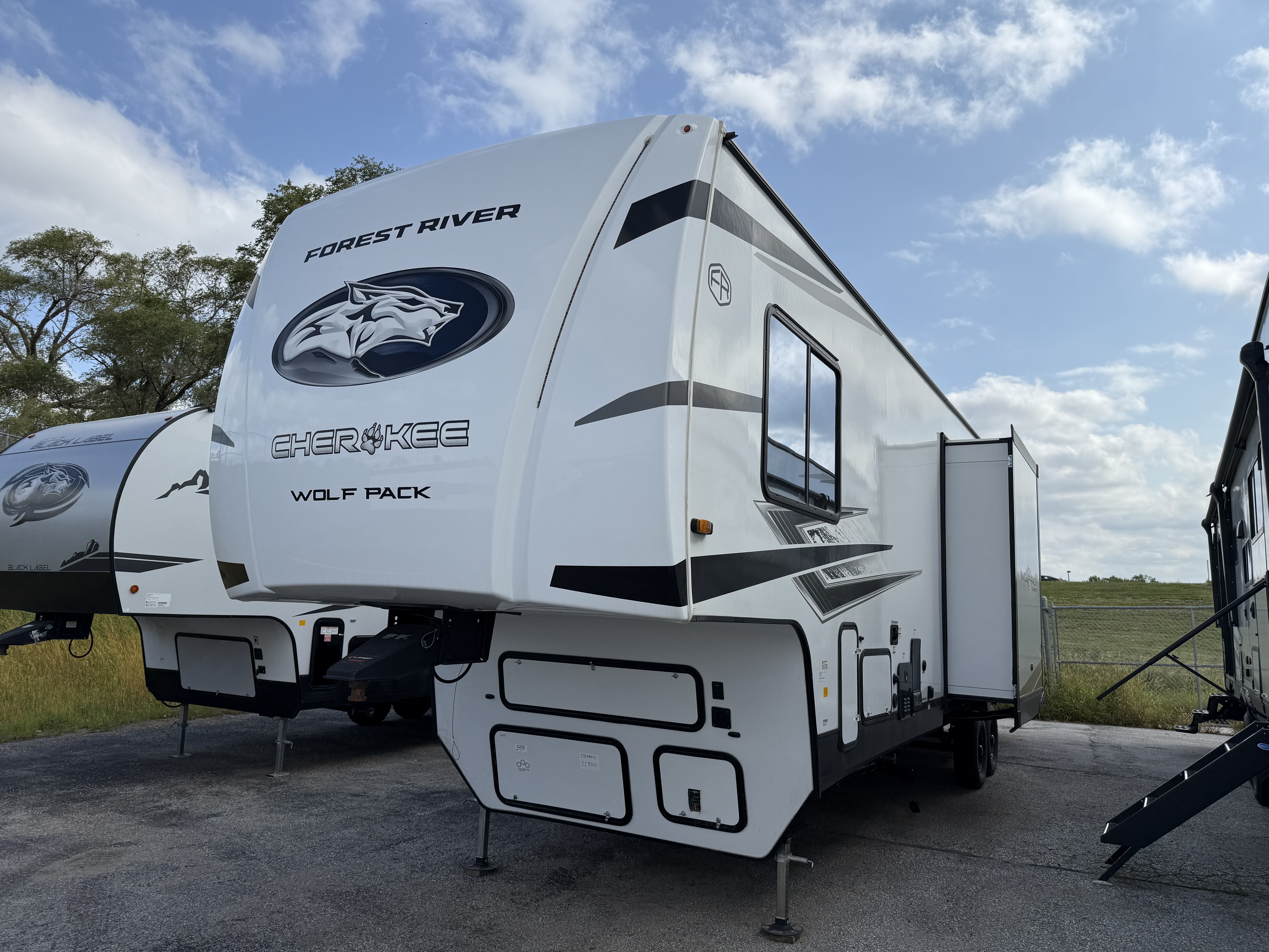2025 Forest River Cherokee Wolf Pack Limited 290PACK13 Fifth Wheel Toy Hauler RV
