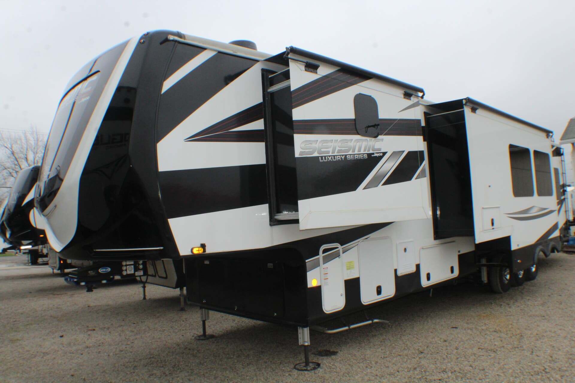 Seismic Luxury Series Sleeps 10 For Sale Near 80104 - Jayco Toy
