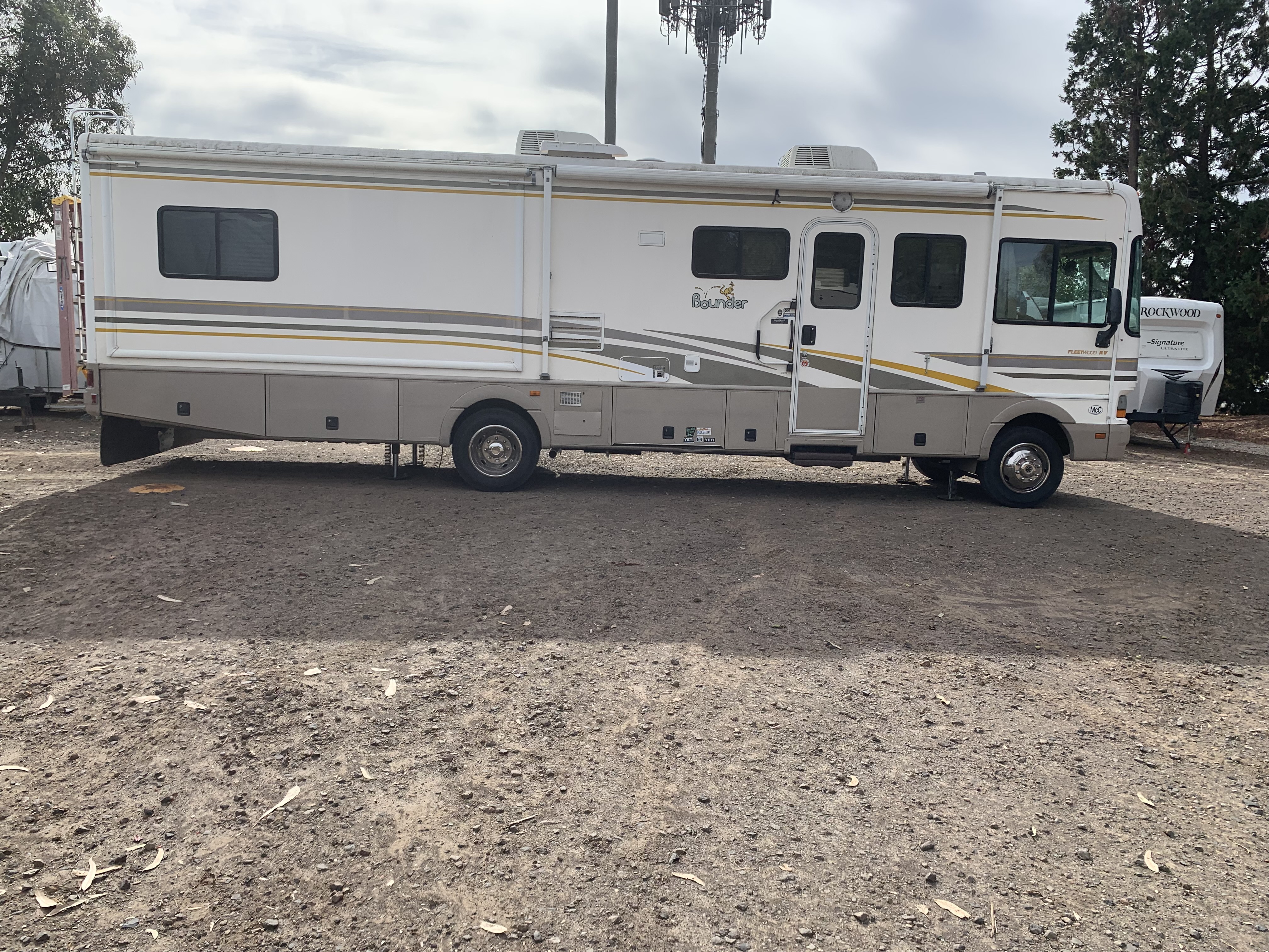 2001 Fleetwood BOUNDER 33C in cameron park CA