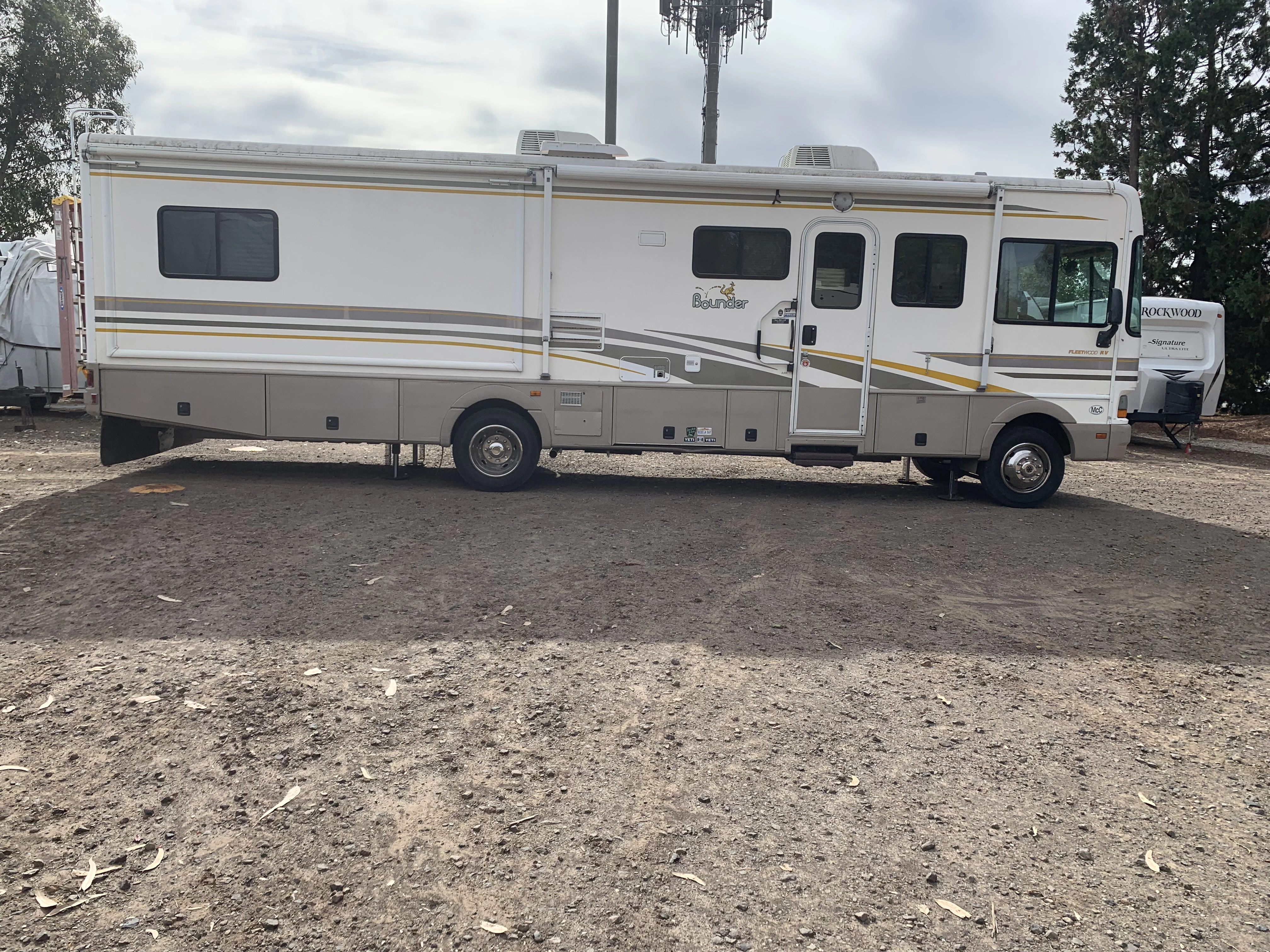 2001 Fleetwood BOUNDER 33C RV
