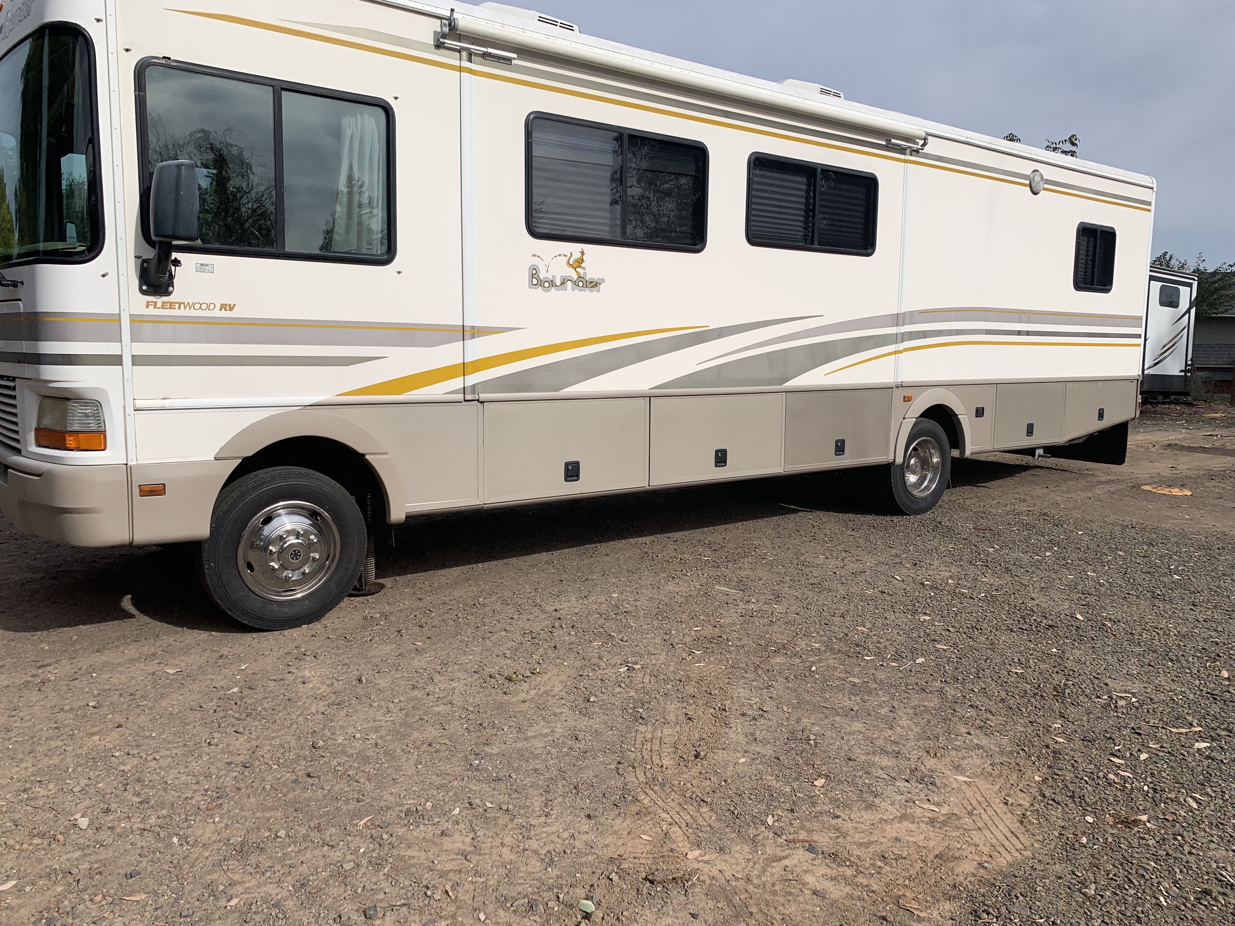 2001 Fleetwood BOUNDER 33C in cameron park CA