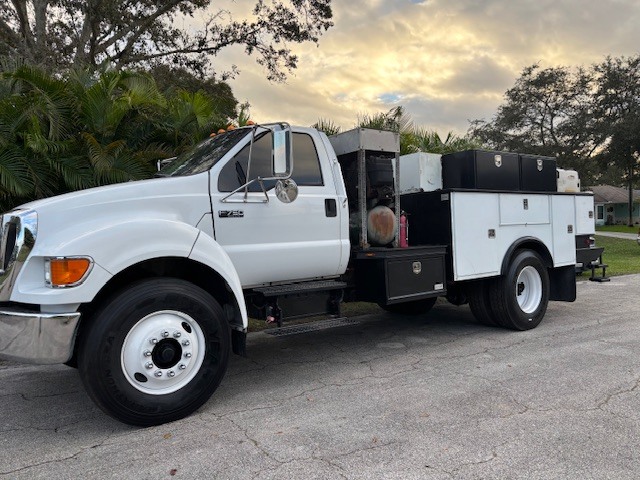 2004 FORD F750 SD DIESEL STRAIGHT FRAME SD DIESEL STRAIGHT FRAME in Fort Pierce, FL