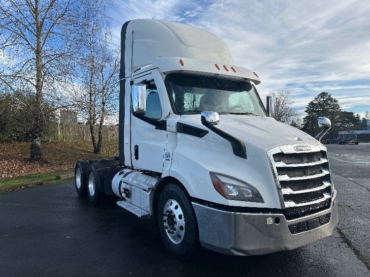 2021 FREIGHTLINER CASCADIA 116 in Clackamas, OR