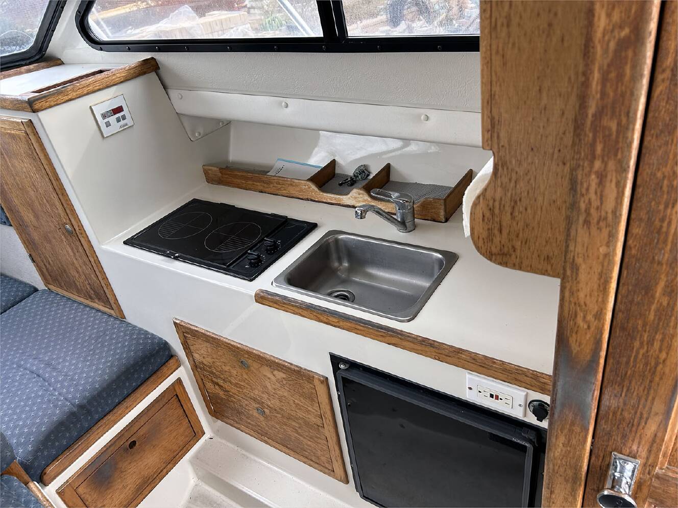 A photo of this 2000 Skipjack 262