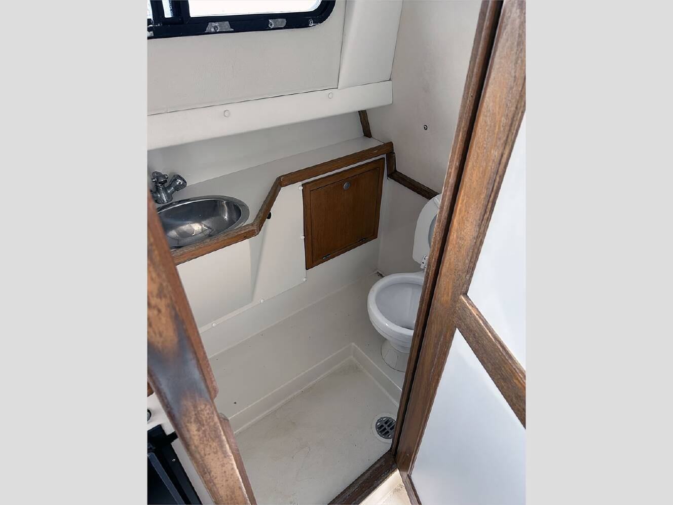 A photo of this 2000 Skipjack 262