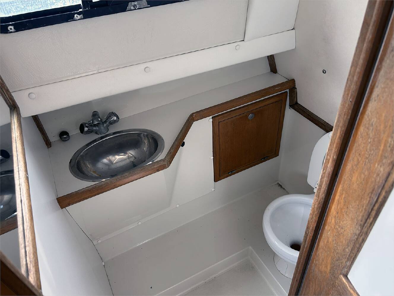 A photo of this 2000 Skipjack 262