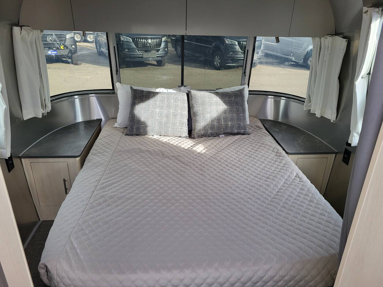 A photo of this 2026 Airstream Flying Cloud 27FB Queen Hatch