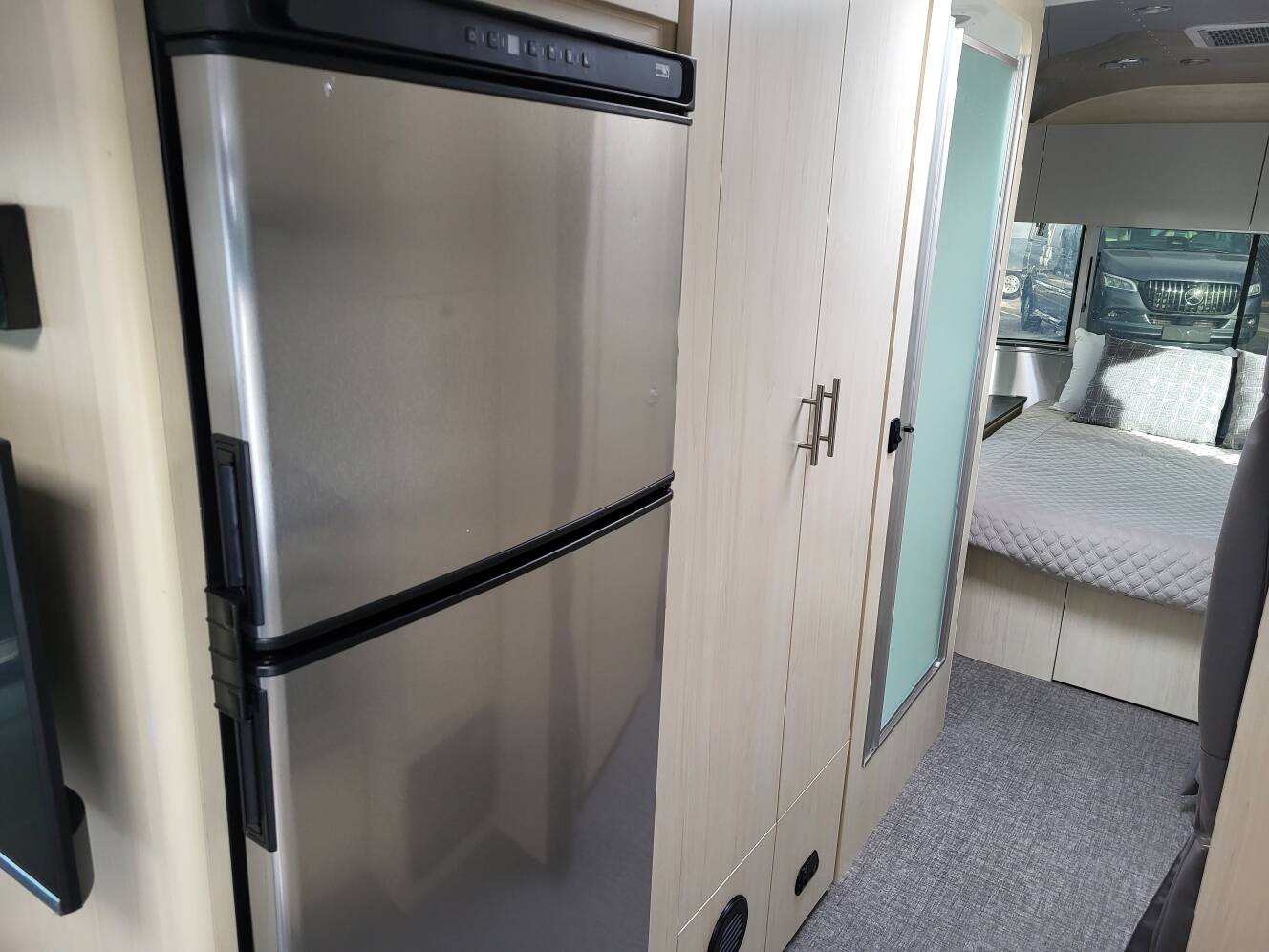 A photo of this 2026 Airstream Flying Cloud 27FB Queen Hatch